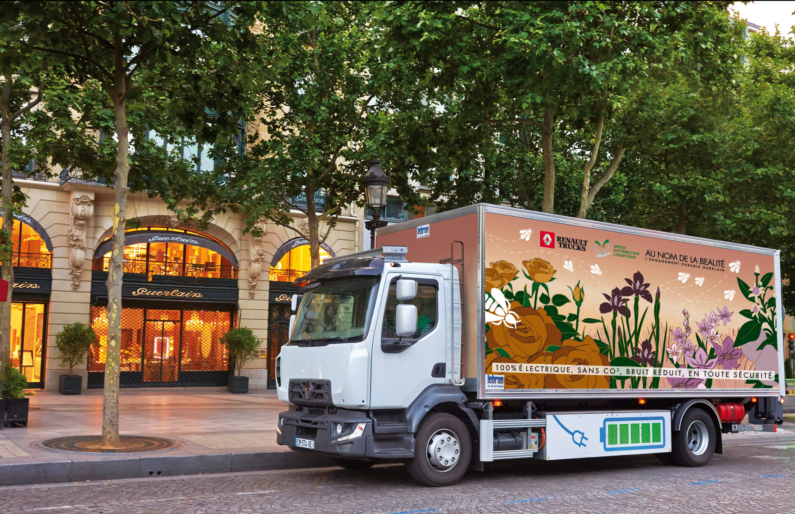 Renault Trucks D Elektro – Guerlain: Vollelektrisches Verteilerfahrzeug Renault Trucks D vor einem Geschäft des französischen Kosmetikherstellers Guerlain. (Copyright: Renault Trucks)