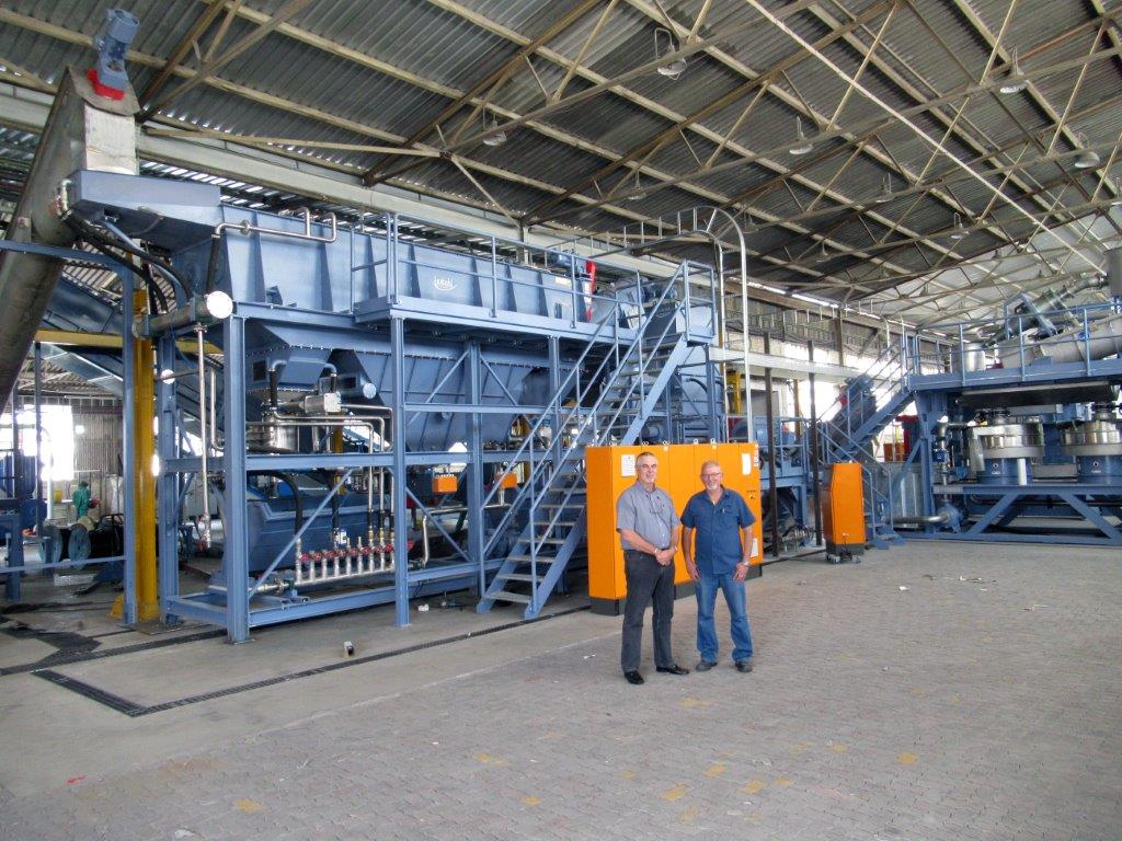Charles Müller (Managing Director) und Deon Swart (Technical Manager)
vor der Herbold-Anlage. Bild: Herbold Meckesheim