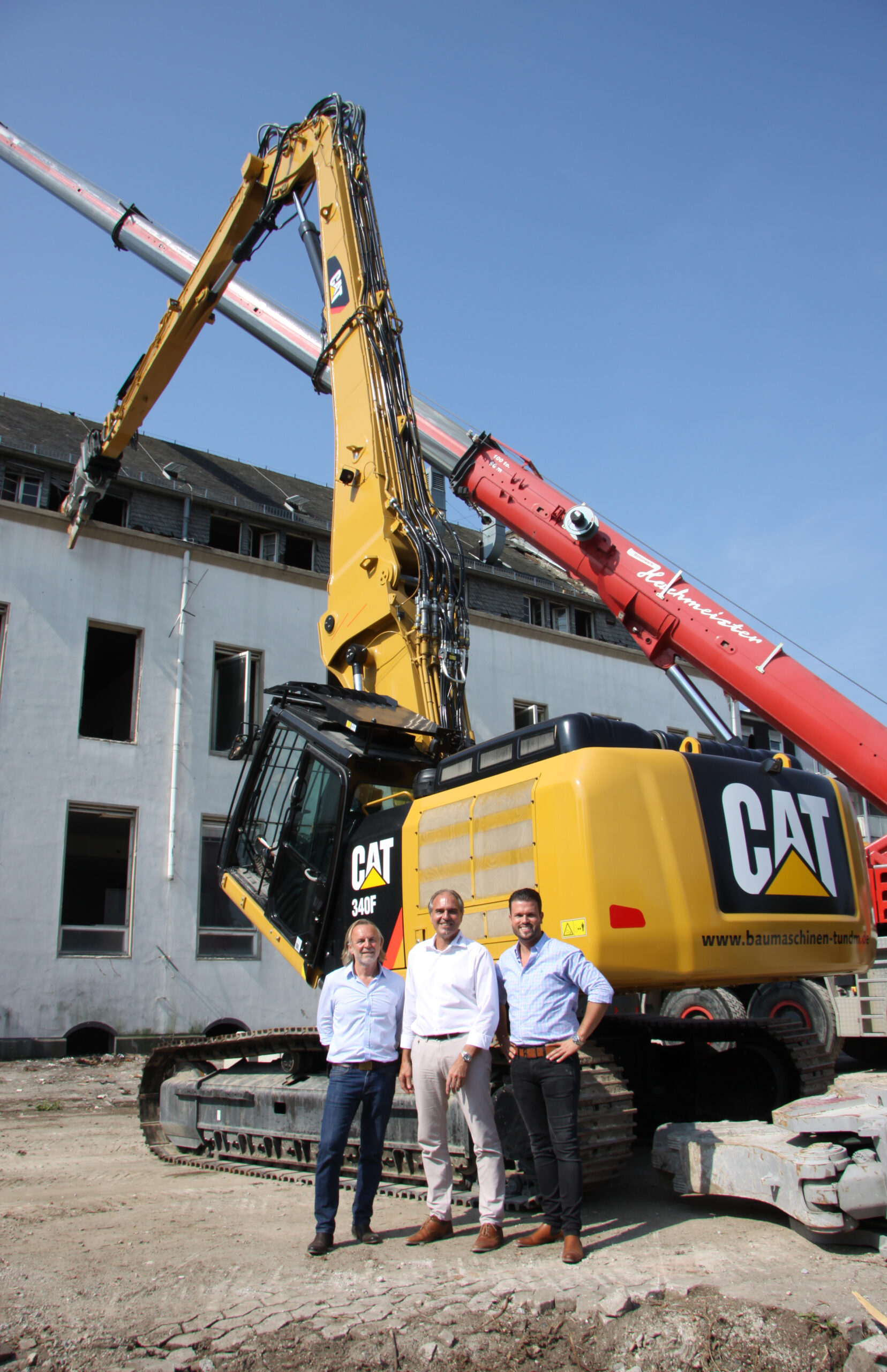 Inhaber Gernot Tomaschäfsky (links) und Prokurist Thomas Micheel (rechts) von T&M Abbruchtechnik nehmen zusammen mit Zeppelin Verkaufsleiter Stefan Kirschbaum (Mitte) erstmals in Deutschland den Cat Kettenbagger 340F UHD in Betrieb. Bild: Zeppelin