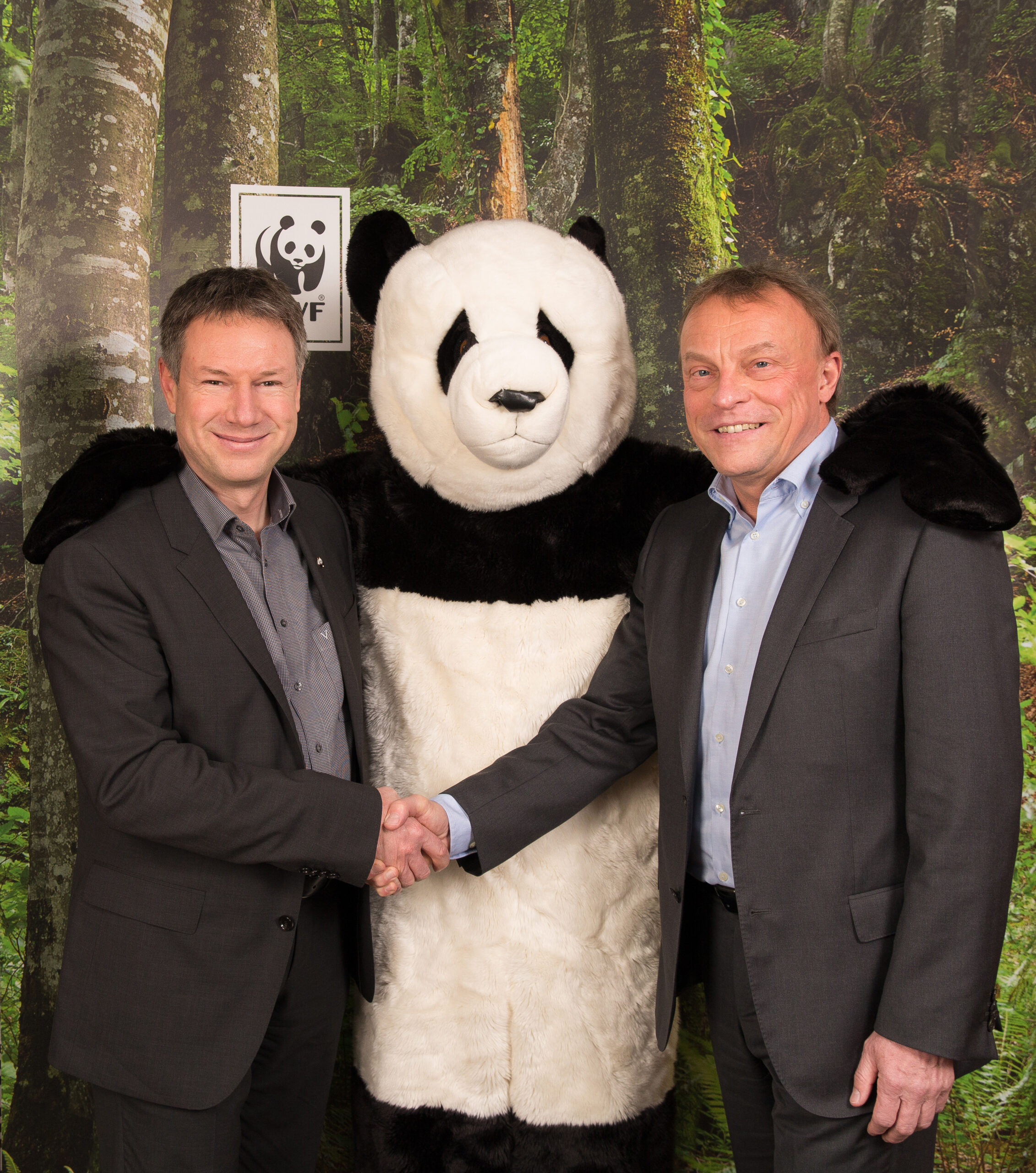Christoph Heinrich, Vorstand Naturschutz des WWF Deutschland (li.), und Bernd Ranneberg, Geschäftsführer der Tönsmeier-Gruppe, zeichneten in Berlin die Verträge zur vorzeitigen Verlängerung der Partnerschaft.