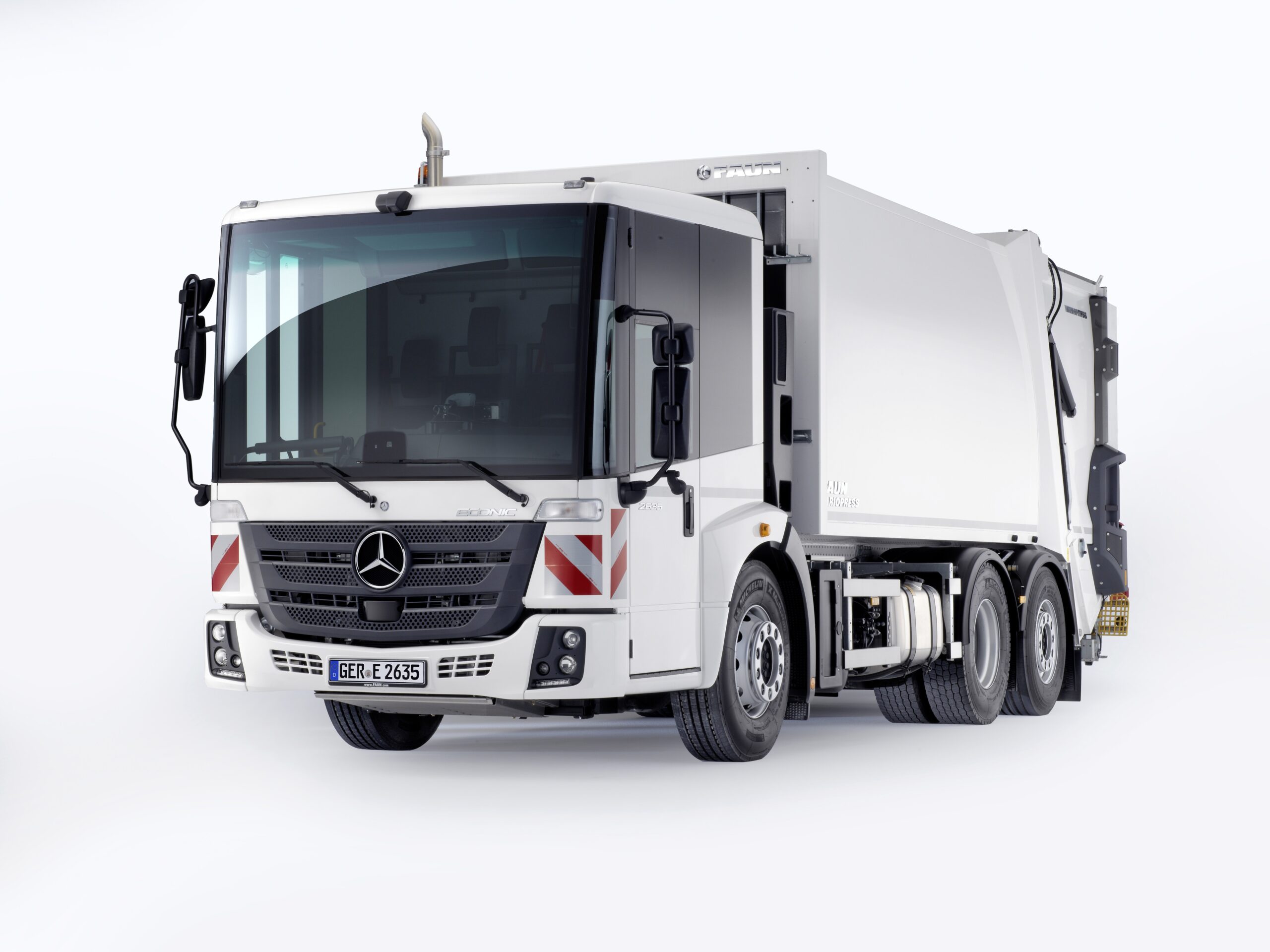 Mercedes-Benz Econic 2635 L mit Müllsammelaufbau Faun Variopress
Ausgestattet mit PowerShift 3, Abstandsregeltempomat, Spurhalte-Assistent, Active Break Assist 3, Abbiege-Assistent, Totwinkel-Kamera-System