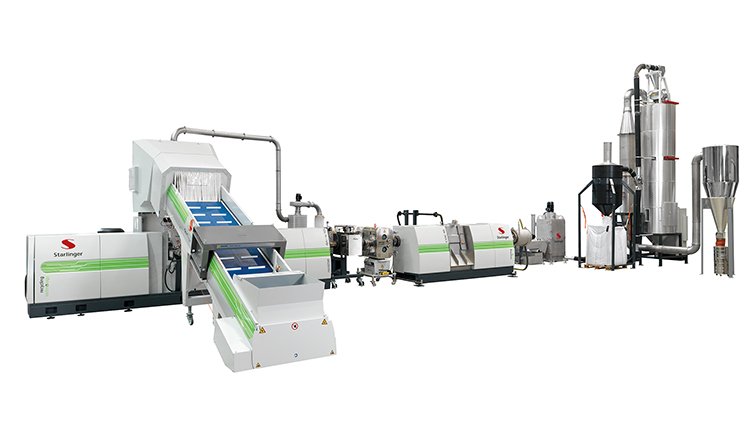 Die Recostar dynamic 165 C-VAC mit Geruchsentfernung, auf Kundenwunsch mit grünen Streifen. Bild: Starlinger