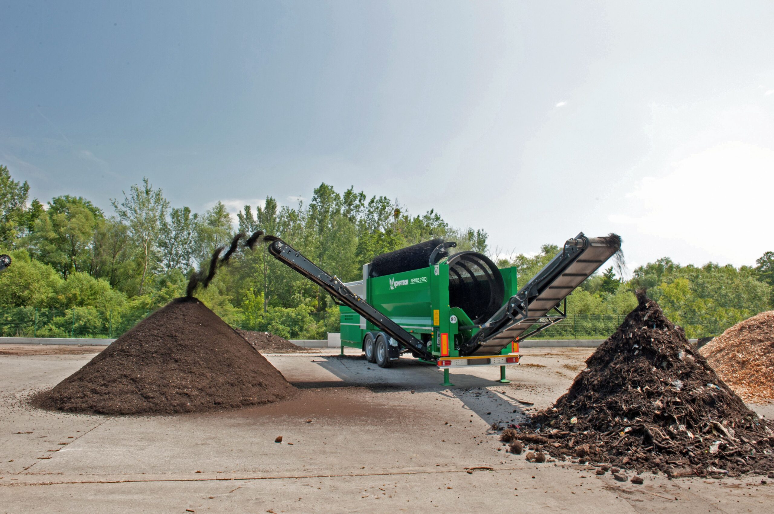 Mit der Nemus 2700 bietet Komptech eine mobile Trommelsiebmaschine an, die sich auch beim Absieben schwerer Materialien hervorragend einsetzen lässt. Bild: Komptech