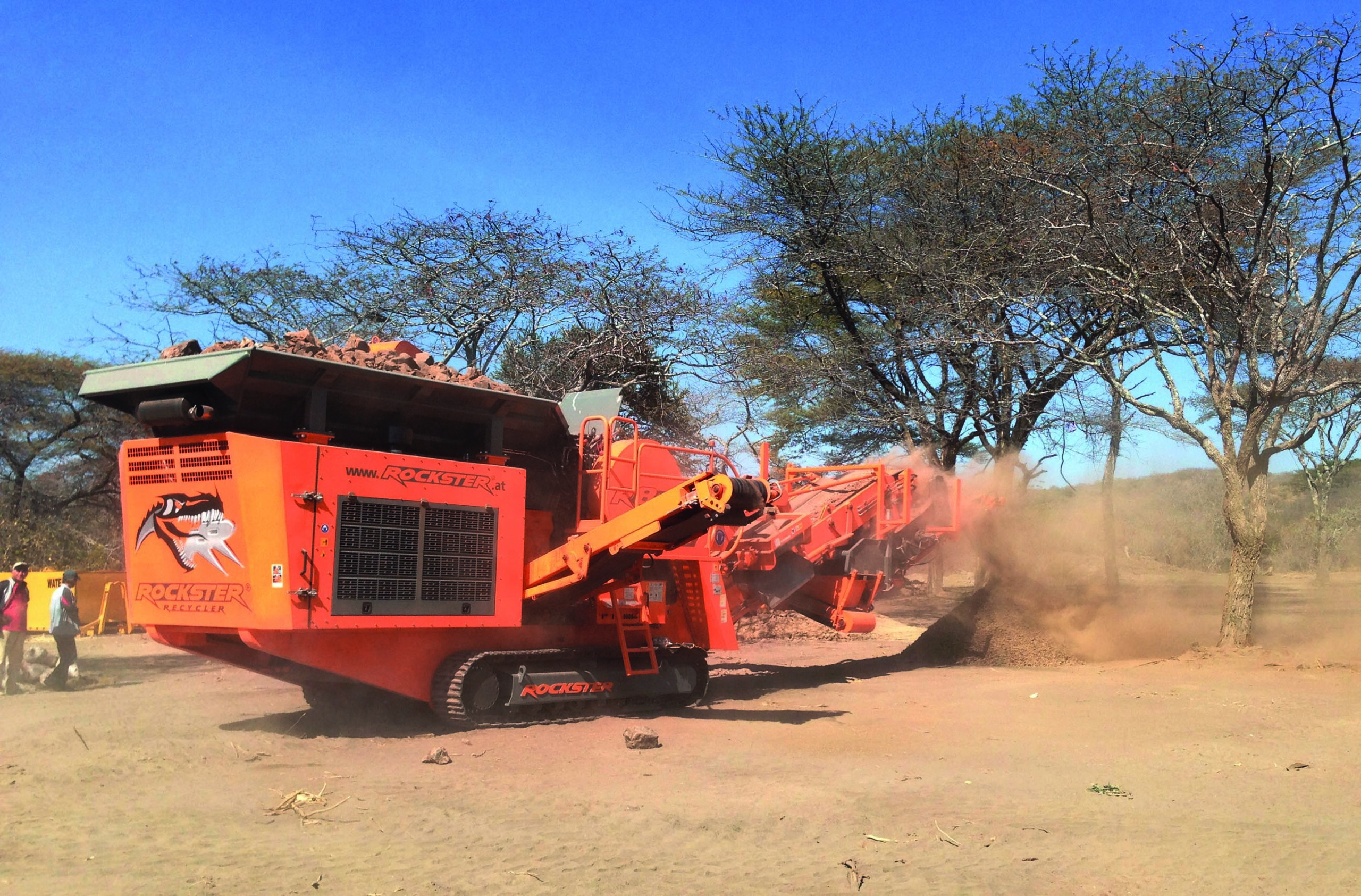 Der Rockster Backenbrecher R800 bricht Galenit in Chunya auf eine Größe von 0-40 mm und setzt dafür das Siebsystem für einen geschlossenen Kreislauf ein. (Foto: Kormann Rockster Recycling GmbH)