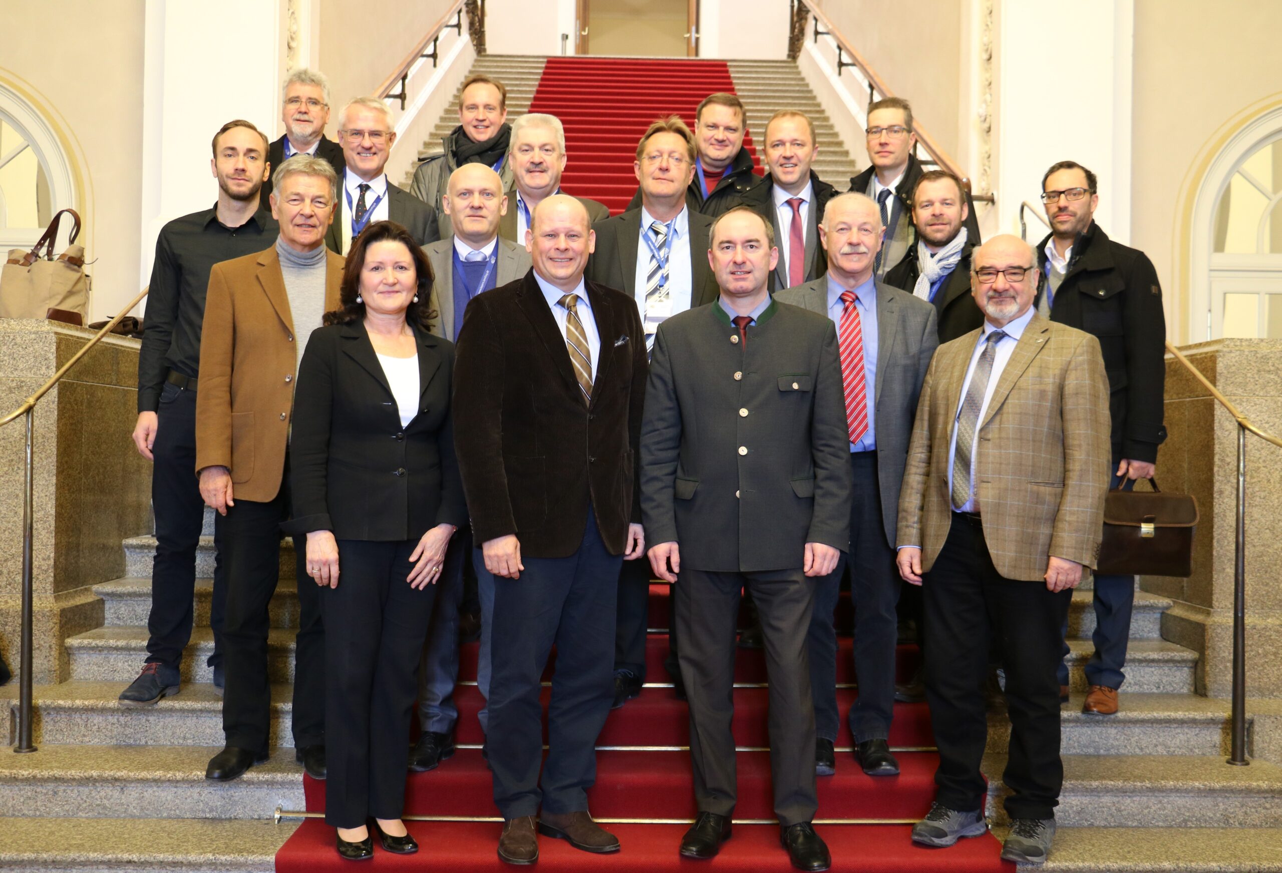VBS-Präsident Otto Heinz (2. v. l.) und FW-Landesvorsitzender Hubert Aiwanger (2. v. r.) sowie weitere Abgeordnete im Bayerischen Landtag. (Foto: VBS)