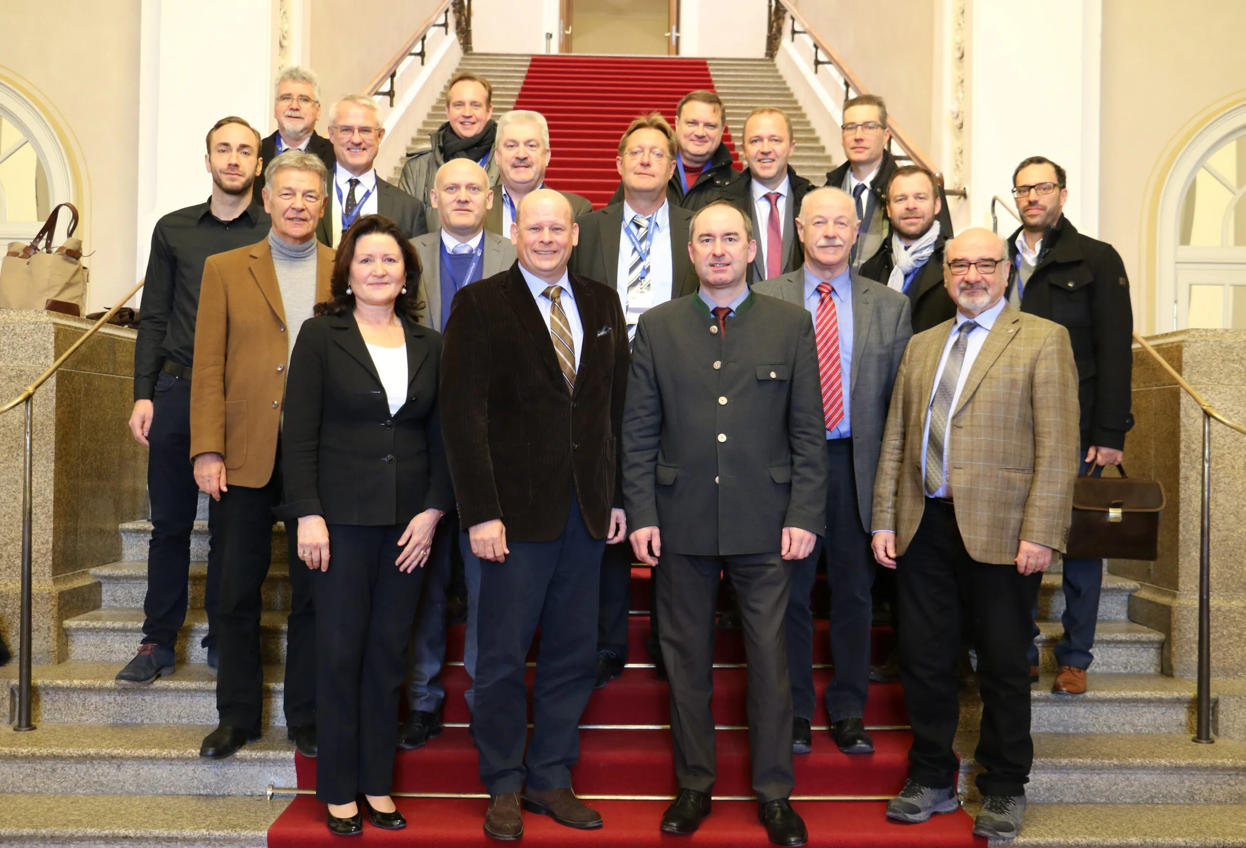 VBS-Präsident Otto Heinz (2. v. l.) und FW-Landesvorsitzender Hubert Aiwanger (2. v. r.) sowie weitere Abgeordnete im Bayerischen Landtag. (Foto: VBS)