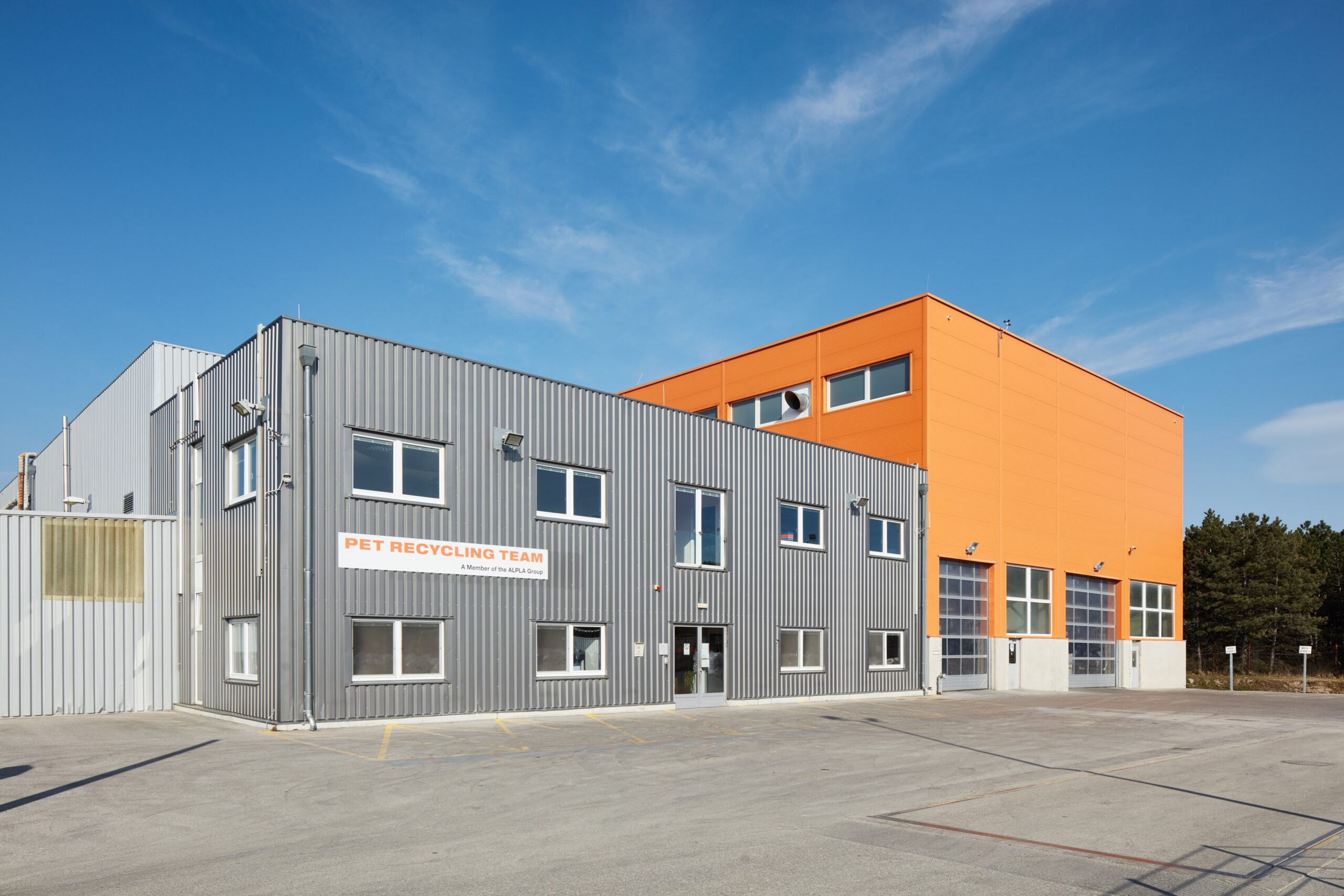 Die PET Recycling Team GmbH (PRT) mit Sitz in Wöllersdorf ist seit 2010 ein Tochterunternehmen von ALPLA. Die Jahresproduktion liegt bei 31.000 rPET. /// PET Recycling Team GmbH (PRT), based in Wöllersdorf, became a subsidiary of ALPLA in 2010. Annual production amounts to 31,000 tonnes of rPET.