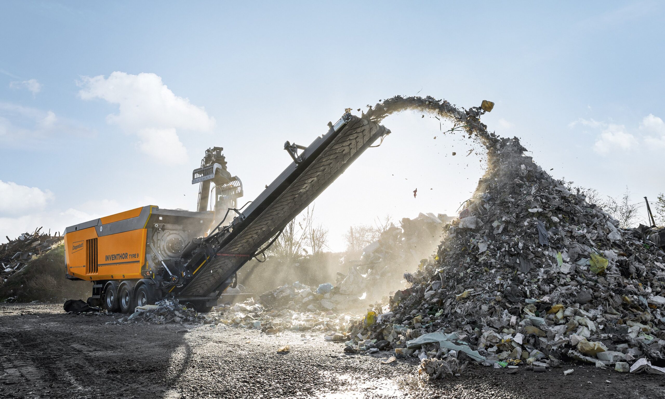 Für Abfall, Biomasse oder Altholz und Baumischabfall: Der Inventhor Type 9 ist die erste Maschine einer ganz neuen Schredder-Generation bei Doppstadt. Foto: Doppstadt