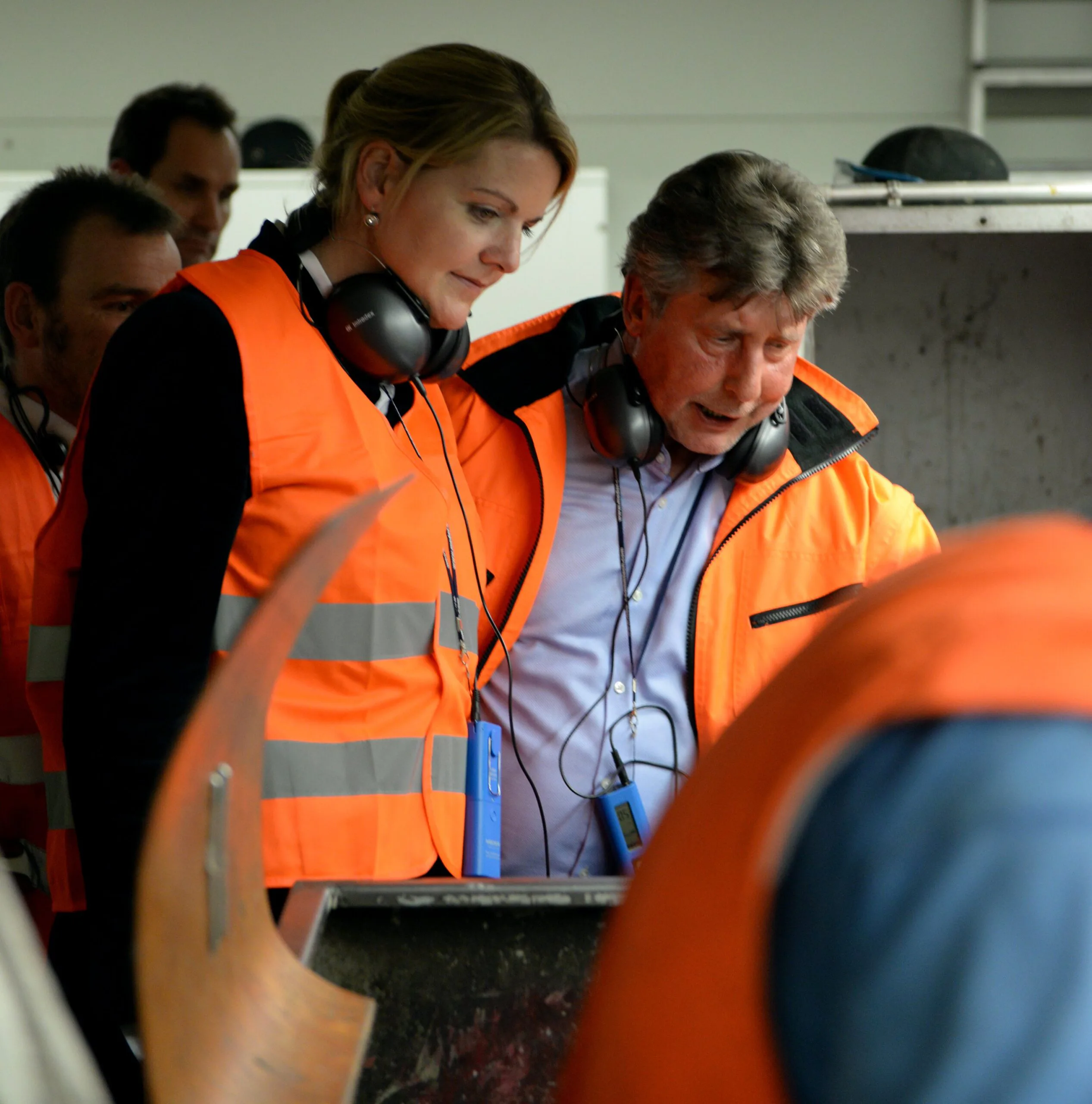 Michael Wieczorek, Geschäftsführer Lobbe Entsorgung West GmbH & Co KG, erläutert Landesumweltministerin Christina Schulze Föcking den Sortierprozess. (Foto: Lobbe Industrieservice GmbH & Co KG)