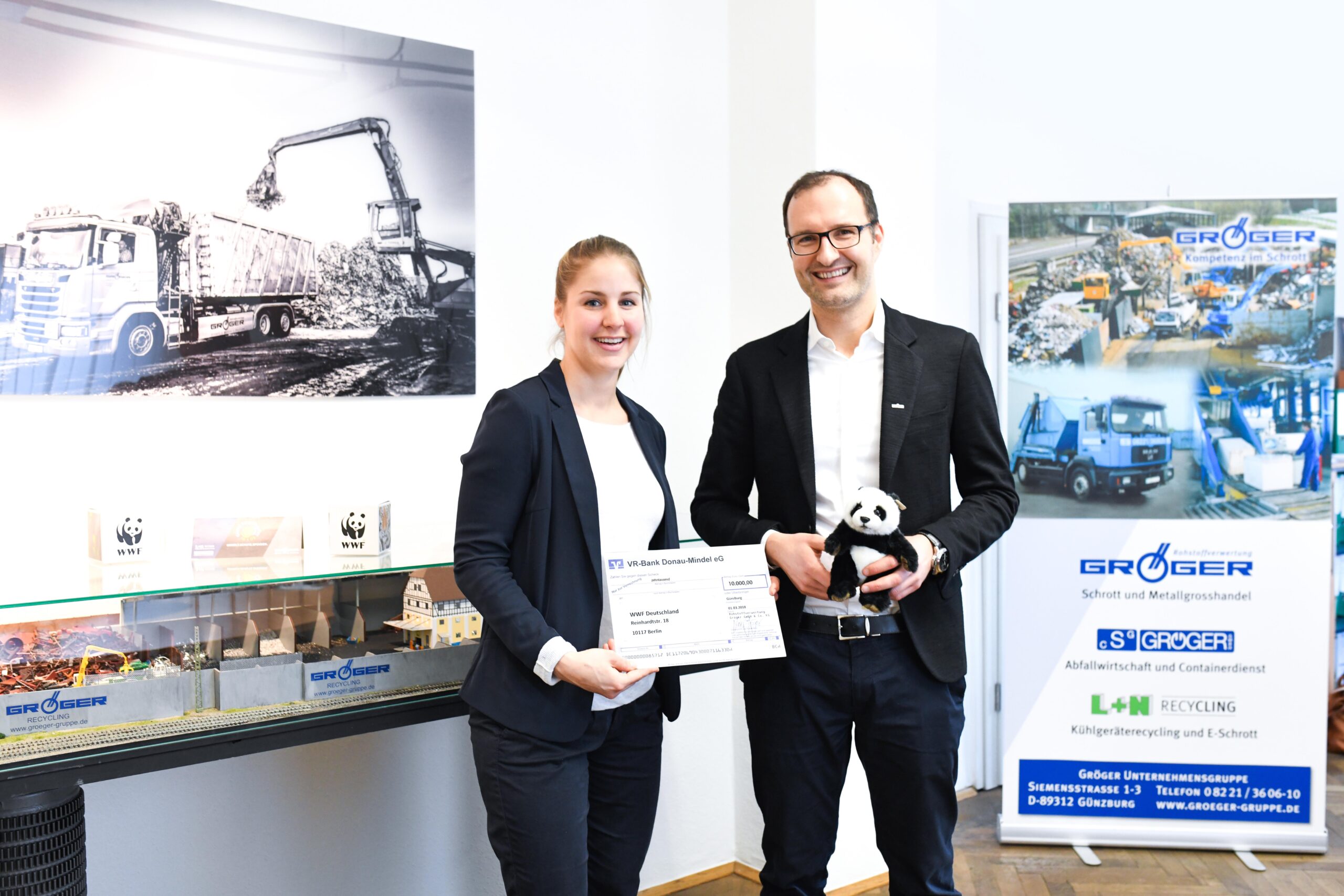 v. l. Anna Zorbach (WWF), Lars Gröger (Geschäftsführer Rohstoffverwertung Gröger) Foto: Rohstoffverwertung Gröger GmbH & Co. KG