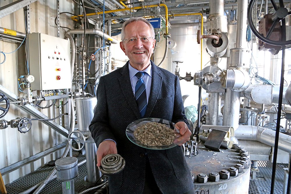 Prof. Bernd Meyer entwickelt einen neuen Vergasungsreaktor, der kohlenstoffhaltige Abfälle sauber verwertet und daraus Synthesegas erzeugt.(Foto: © TU Bergakademie Freiberg/IEC)