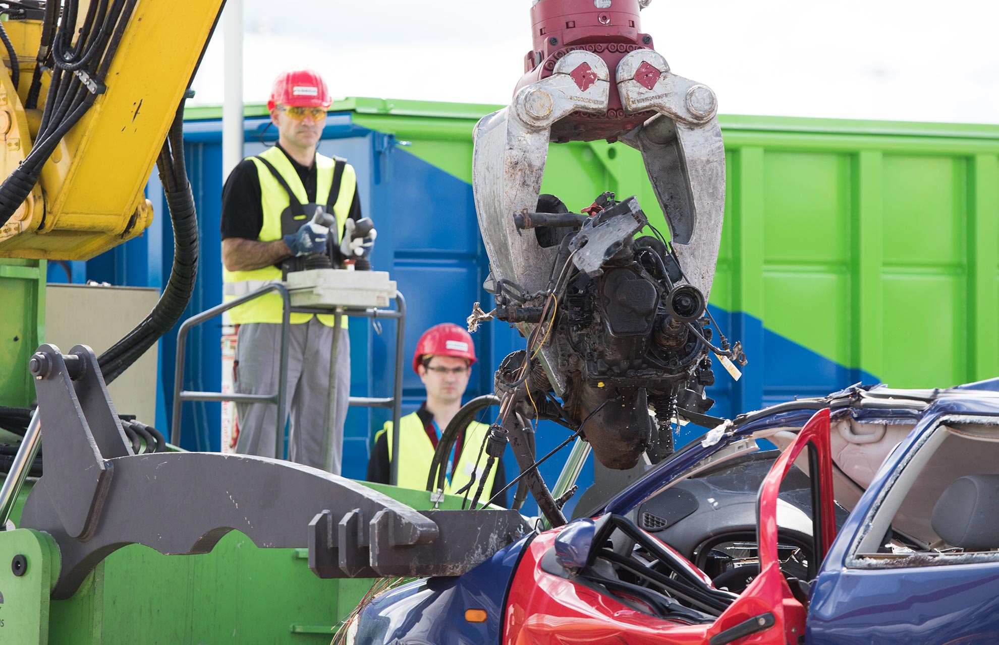 30 Fahrzeuge warten auf ihre Demontage – live auf der IFAT. Bild: Messe München GmbH