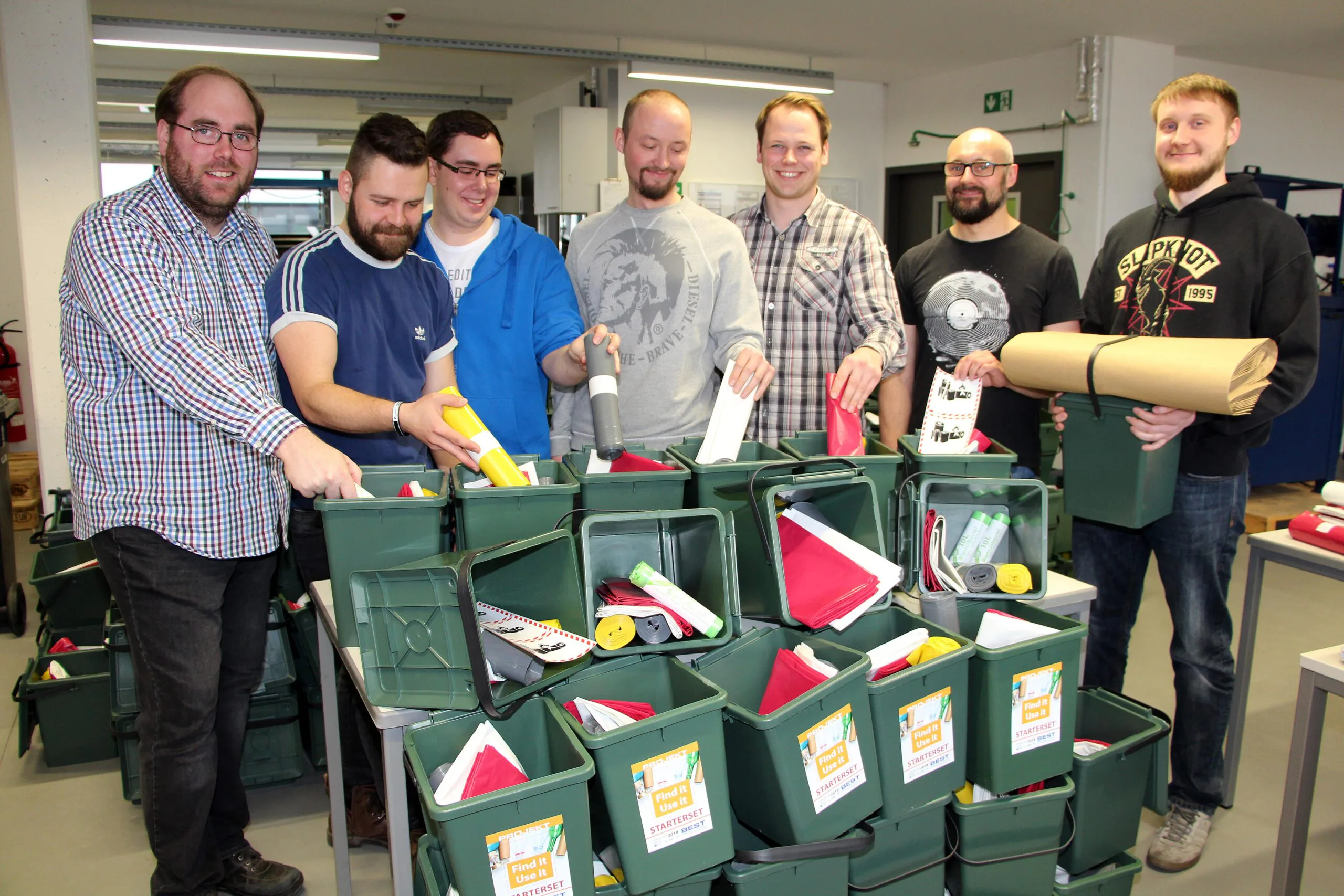 Vor dem Start des Feldversuchs hat an der Westfälischen Hochschule Projektmitarbeiter Tobias Althoff (l.) gemeinsam mit Studenten und Kollegen vom Zentrum für Recyclingtechnik die Starter-Sets für die sechsfach sortierten bunten Beutel zusammengestellt. Anschließend wurden sie kostenfrei an die Haushalte verteilt, die bei dem Feldversuch in der Altstadt von Bottrop, im Bezirk Nordost, in Batenbrock Nord und in Kirchhellen Nordost mitmachen. V.l.n.r.: Tobias Althoff, Etienne Babnik, Michael Christiani, Björn Born, Martin Spiecker, Lutz Baberg, Matthias Mölter.