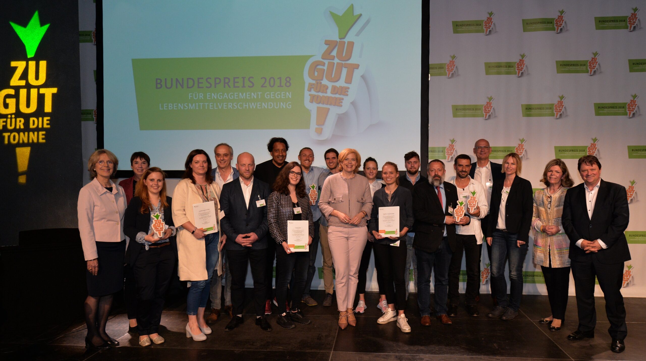 Bundesministerin für Ernährung und Landwirtschaft, Julia Klöckner, mit der Jury und den Preisträgerinnen und Preisträgern des Bundespreises 2018. Bild: BMEL/Christof Rieken