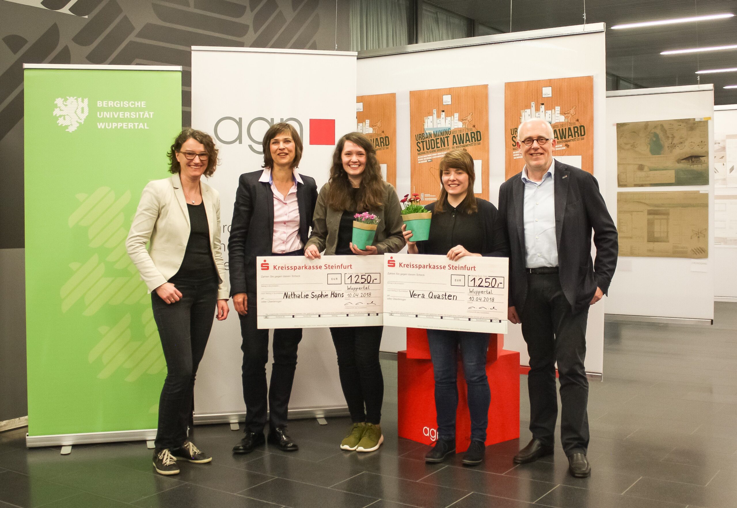 Preisträgerinnen der beiden ersten Preise: (v.l.n.r) Anja Rosen (Urban Mining e.V.), Prof. Annette
Hillebrand (BUW), Nathalie Sophie Hans (1. Preis), Vera Quasten (1. Preis), Bernhard Busch (agn)
Bild: agn Niederberghaus & Partner GmbH