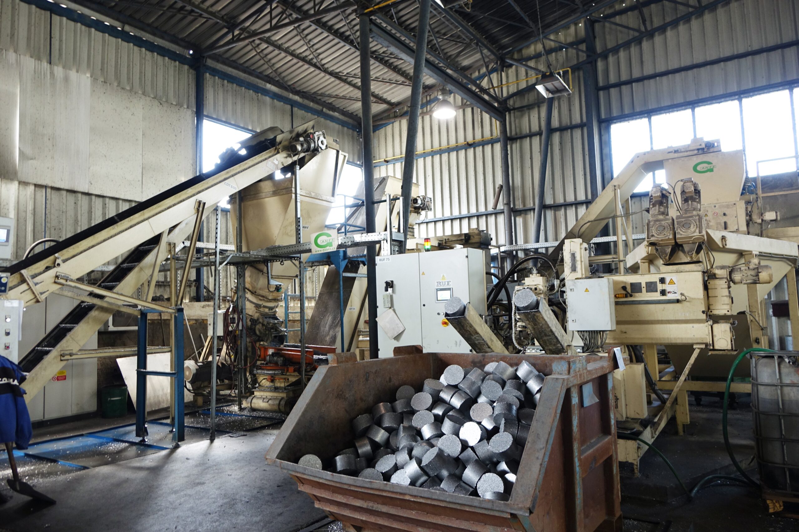 Bei MT Comax sind zwei RUF-Brikettieranlagen mit einer maximalen Gesamtleistung von 3,5 Tonnen pro Stunde im Einsatz, die dafür sorgen, dass aus lose zugelieferten Aluminiumspänen kompakte Briketts werden. Dadurch wird weniger Lagerplatz benötigt, der Produktionsablauf ist einfacher und die Metallausbeute höher. Bild: MTC
