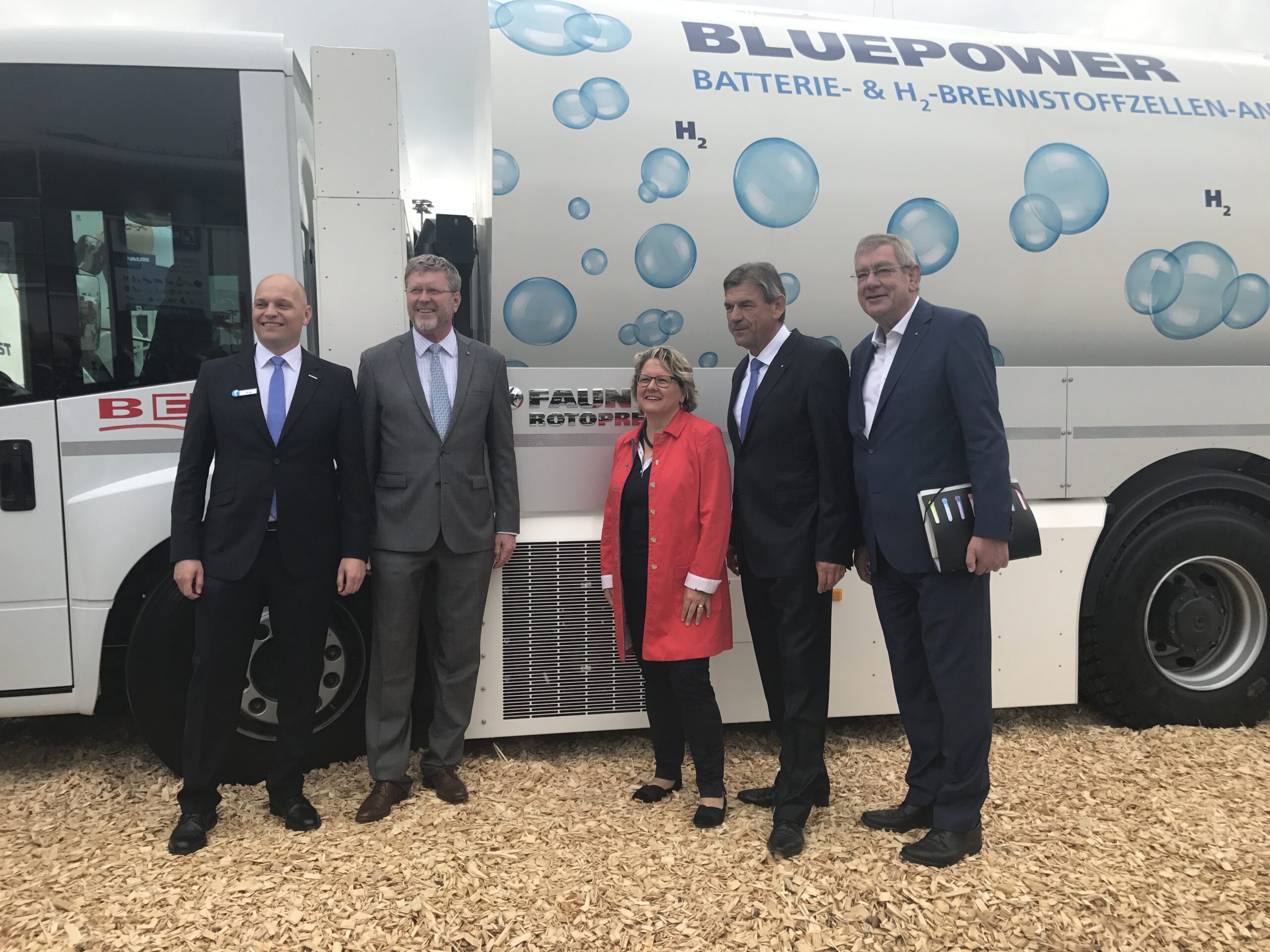 Patrick Hermanspann (CEO FAUN), Dr. Marcel Huber (Bayerischer Staatsminister), Svenja Schulze (Bundesministerin für Umwelt, Naturschutz und nukleare Sicherheit), Dr. Johannes F. Kirchhoff (Gesellschafter KIRCHHOFF Gruppe), Arndt-Günter Kirchhoff (Präsident des Verbandes der Metall- und Elektro-Industrie Nordrhein-Westfalen und Gesellschafter KIRCHHOFF Gruppe) (v.l.n.n.r) Bild: Faun