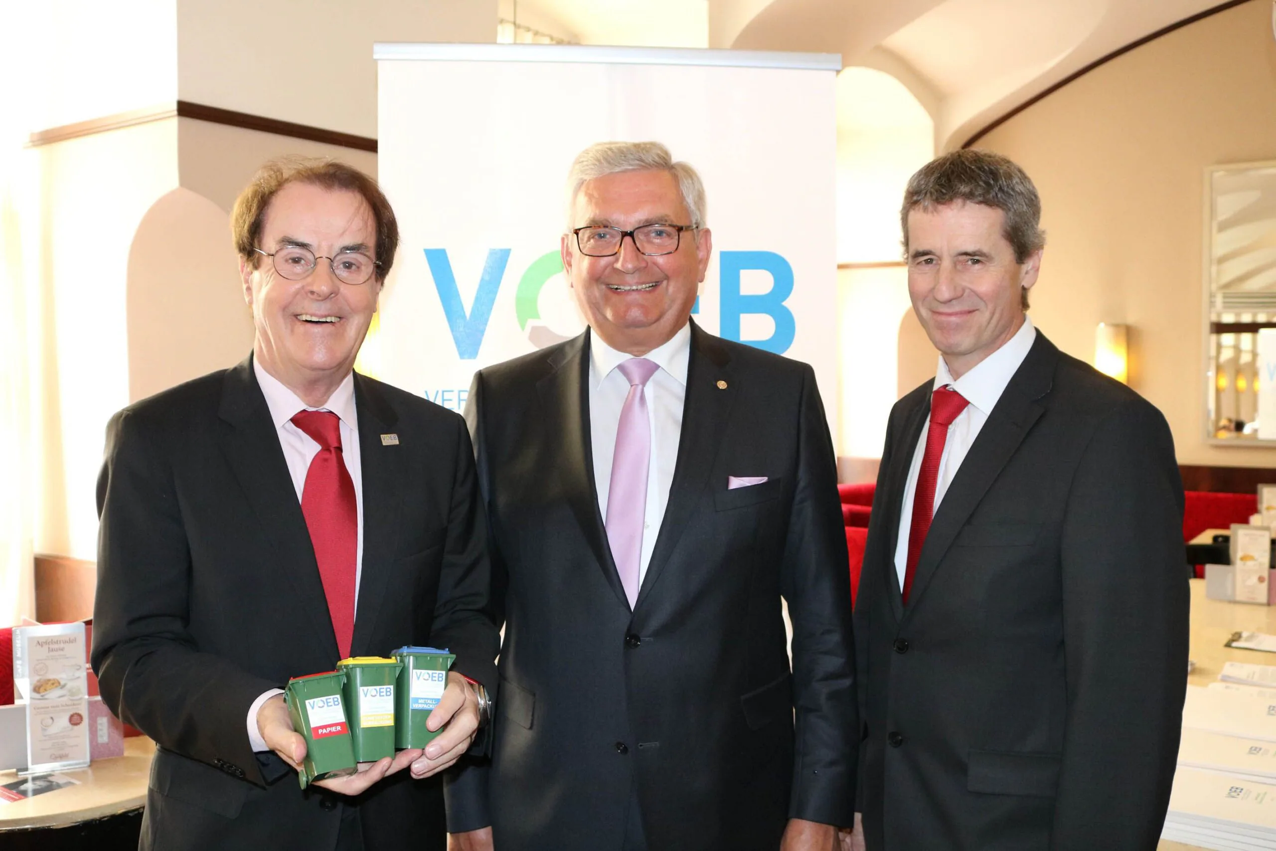 V. l. n. r.: Hans Roth (VOEB), Alfred Riedl (Österreichischer Gemeindebund), Christian Holzer (BMNT) (Foto: VOEB)