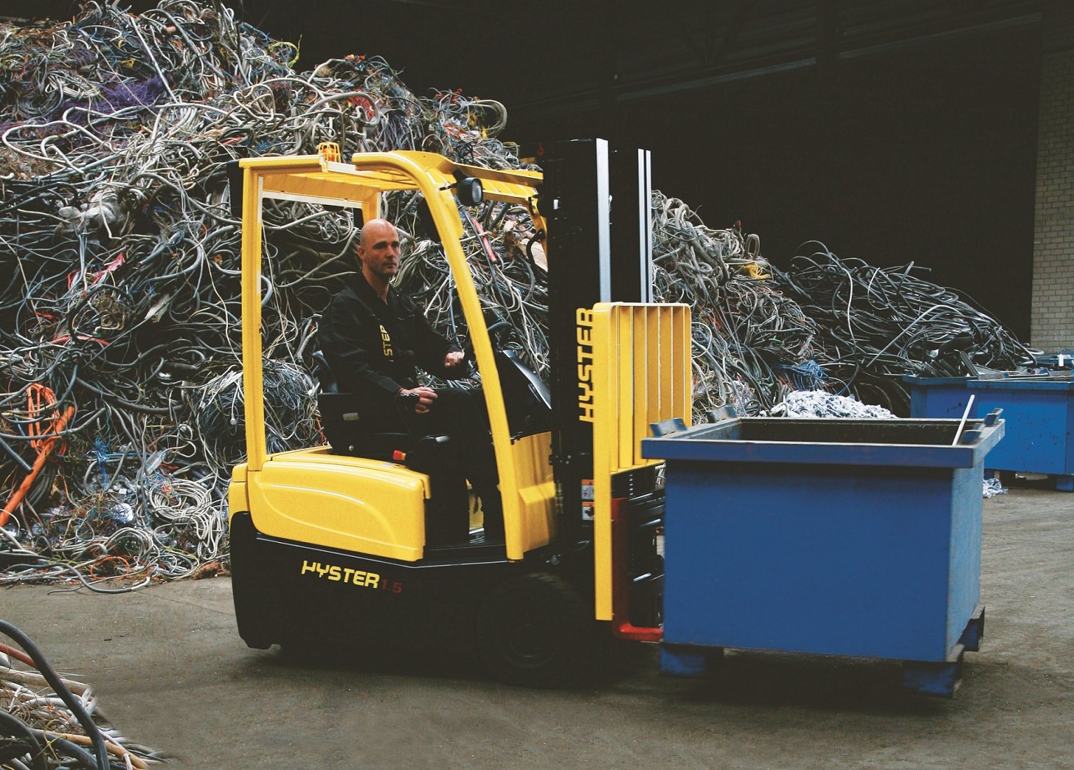 Spezielle Anbaugeräte für Hyster Schwerlastgabelstapler sollen den Umschlag im Metallrecycling vereinfachen. Foto: Hyster