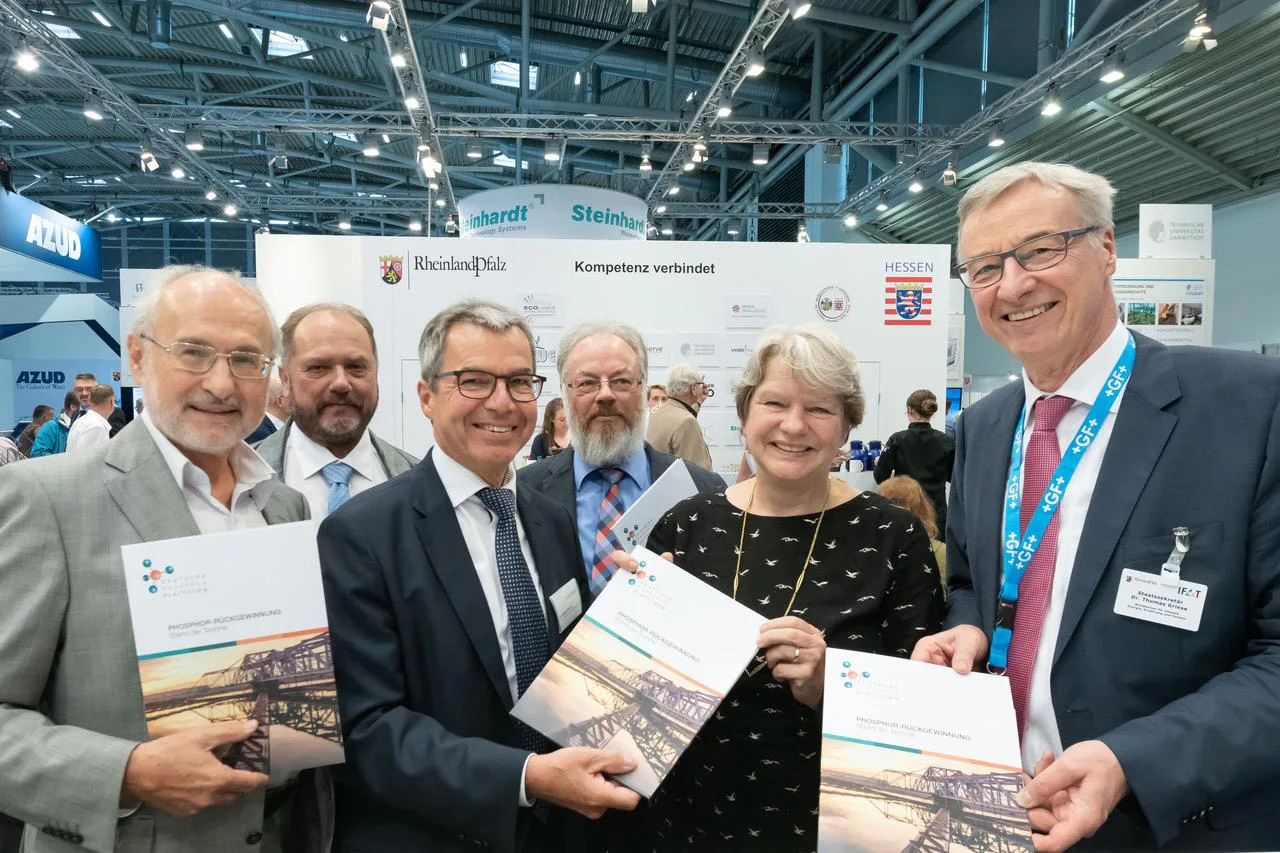 v.l.n.r.: Michael Spitznagel, 2 Vorsitzender DPP, Michael Diehl, hessisches Umweltministerium, Dr. Rainer Schnee, 1. Vorsitzender DPP, Siegfried Klose, Vorstand DPP, Dr. Beatrix Tappeser, Hessisches Umweltministerium, Dr. Thomas Griese, rheinland-pfälzisches Umweltministerium. Fotograf: Gunter Bieringer
