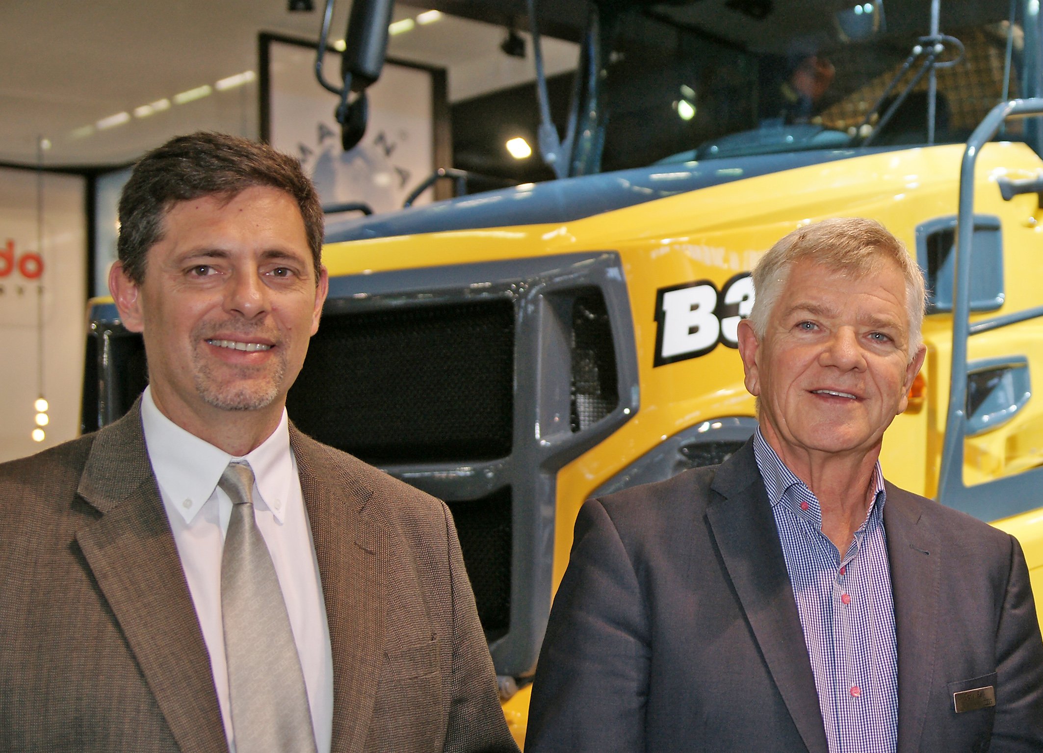 Stabwechsel bei Bell Equipment: Zum 1. Juni übernahm Leon Goosen (li.) den Vorstandsvorsitz von Gary Bell, der als Präsident in den Aufsichtsrat der Bell-Gruppe wechselt. (Foto: Bell Equipment)
