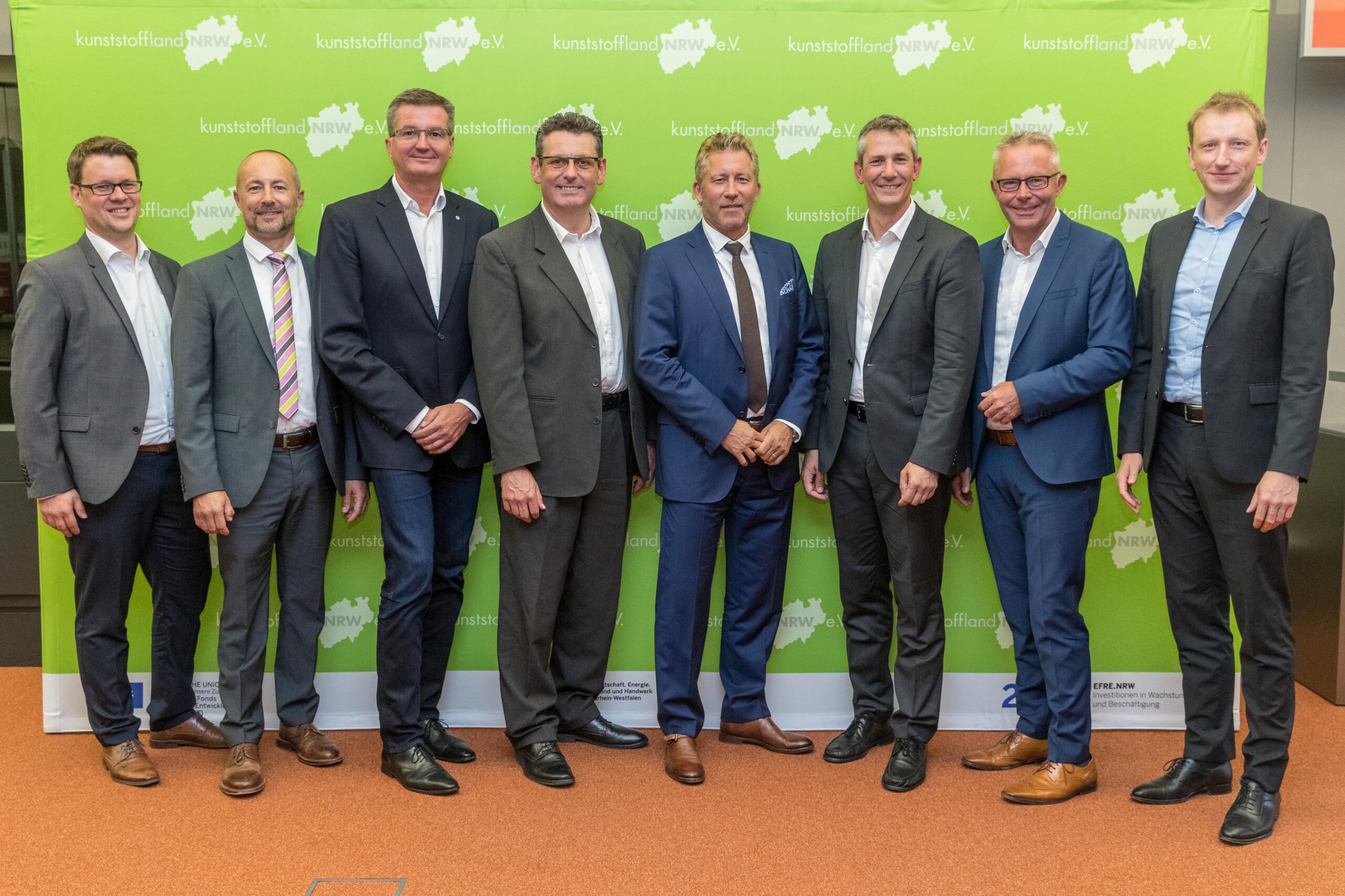 v.l.n.r.: Peter Barlog (Barlog Plastics), Dr. Jörg Ulrich Zilles (Quarzwerke GmbH HPF The Mineral Engineers), Michael Wiener (Duales System Holding), Torsten Urban (Kunststoff-Institut für die mittelständische Wirtschaft NRW), Reinhard Hoffmann (Gerhardi Kunststofftechnik), Dr. Patrick Glöckner (Evonik Industries), Rolf Saß (Engel Deutschland), Dr. Hermann Bach (Covestro Deutschland). Bild: Messe Düsseldorf GmbH