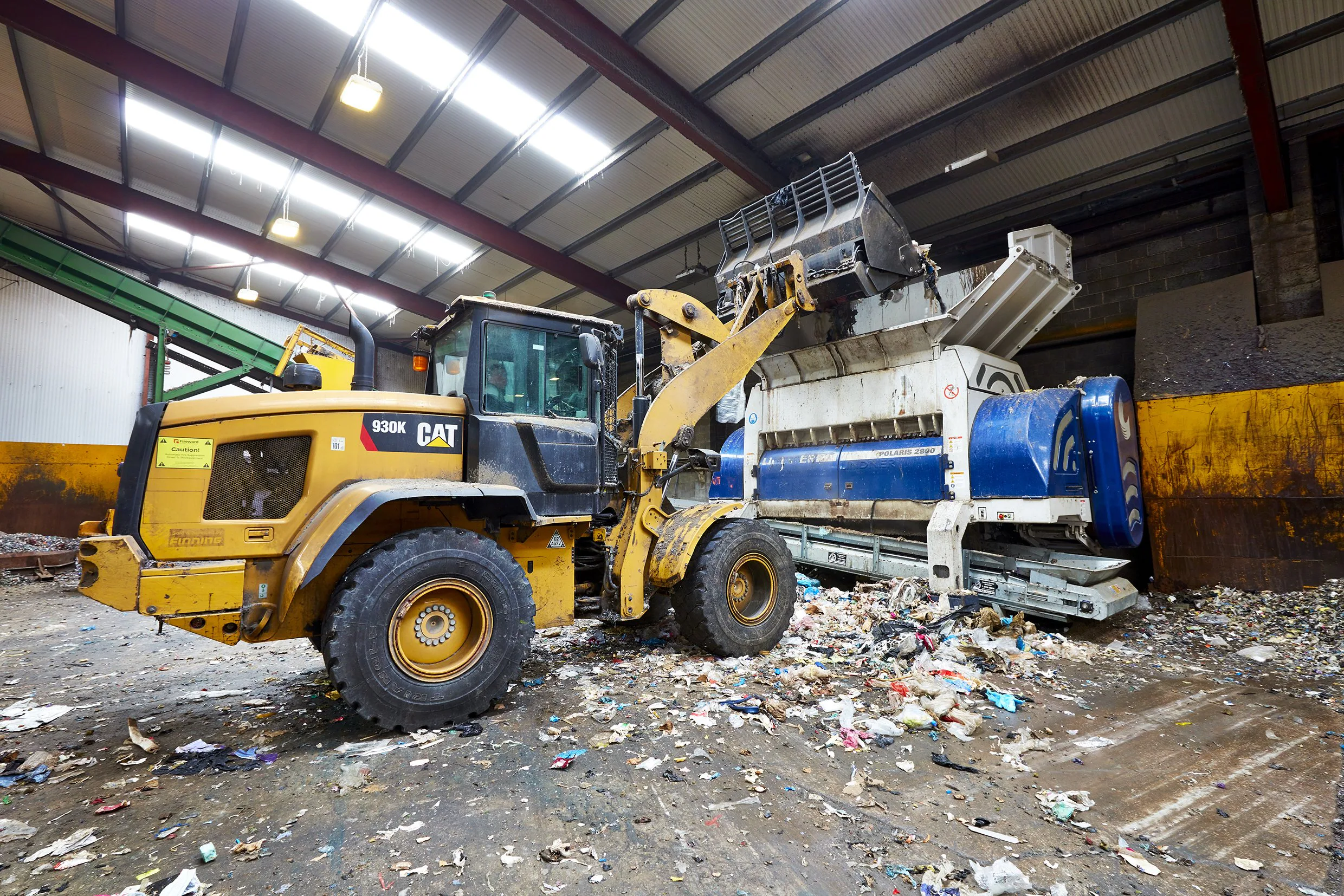 Einfache Beschickung der Polaris 2800 mit dem Bagger. Bild: Lindner