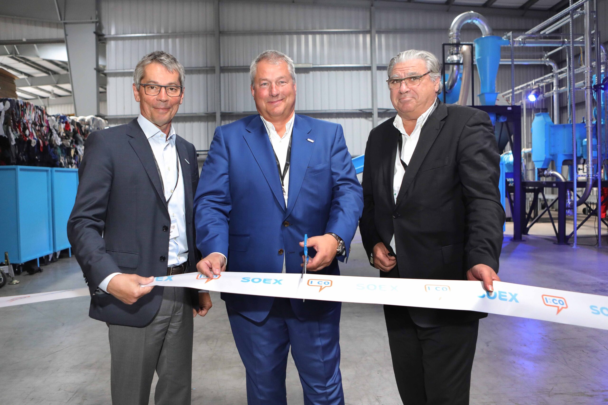 V. l. n. r.: Rainer Gsell, Chief Operating Officer Soex TVG, Axel Buchholz, Chief Executive Officer Soex TVG und I:Collect, Alain Claudot, Directeur Général Eco TLC bei der Einweihung der neuen Schuhrecyclinganlage in Wolfen-Bitterfeld am 6. Juni 2018 (Foto: SOEX)