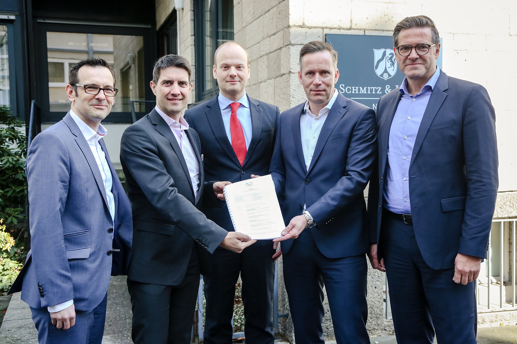 Von links nach rechts: Mag. Thomas Traussnigg, Prokurist Saubermacher Dienstleistungs AG, DI Ralf Mittermayr, Sprecher des Vorstandes Saubermacher Dienstleistungs AG, Dr. Stefan Heinze, Notar, Dr. Timo Langemann, Mitglied des Management Teams der Interseroh Dienstleistungs GmbH, sowie Andreas Schelle, Geschäftsführer Interseroh Product Cycle GmbH, anlässlich der Vertragsunterzeichnung. Bild: Alba Group