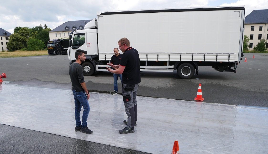 Angehende Berufskraftfahrer und ihre Trainer bei den Fahrsicherheits- und Eco-Schulungen.