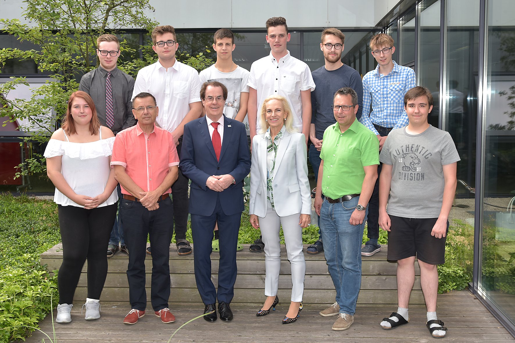 Abschlusslehrgang zum/r Entsorgungs- und Recyclingfachmann/-frau der „Berufschule Linz 3“ gemeinsam mit Hans Roth und Ingeborg Freudenthaler vom VOEB. Bild: VÖEB
