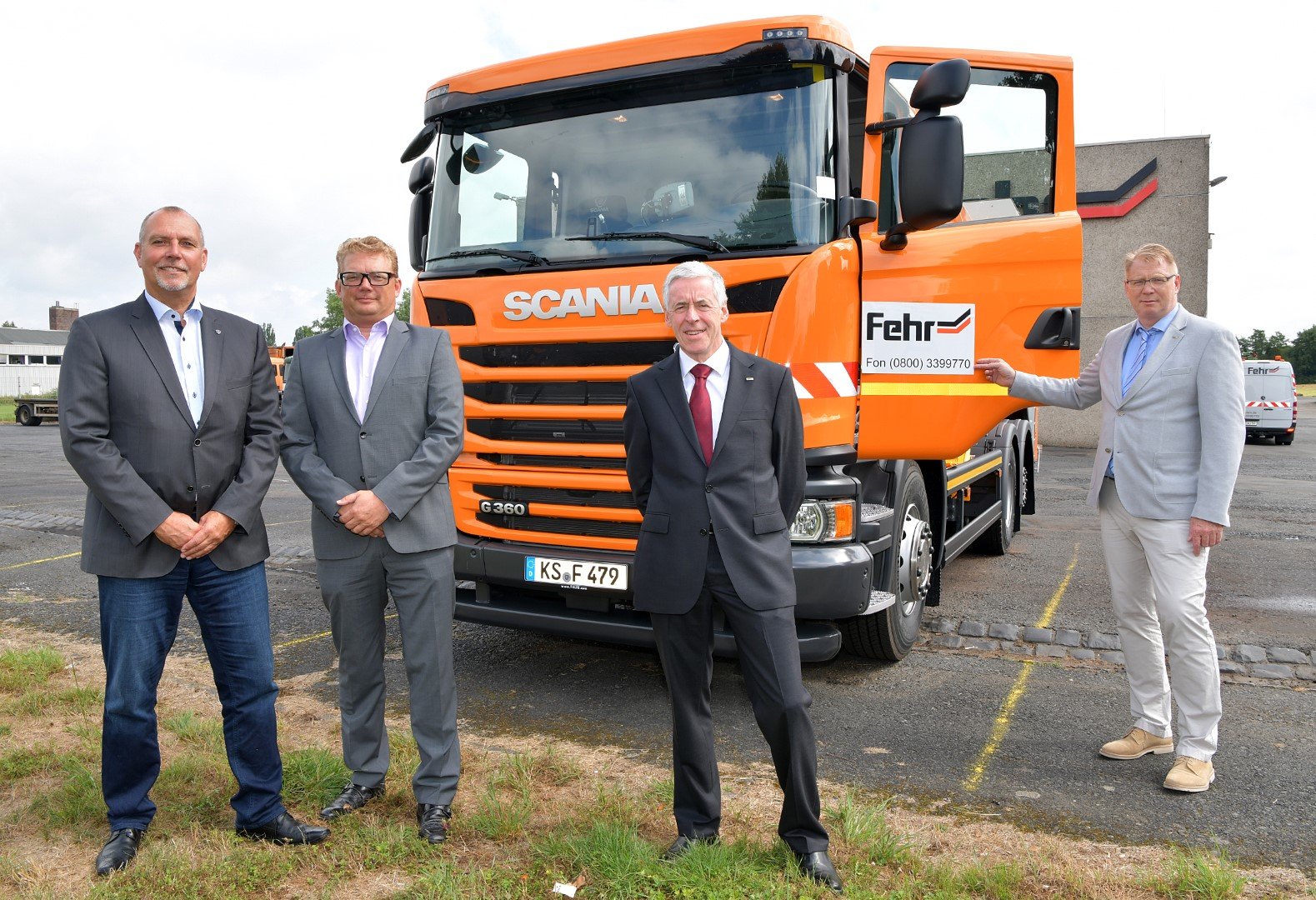 Fehr, Scania, Fahrzeugübergabe Matthias Thiem, Verkauf Kommunal- und Sonderfahrzeuge Scania Vertrieb und Service GmbH, und Jens Klenke, Niederlassungsleiter Scania Vertrieb und Service GmbH, sowie Dr. Robert Simon, Geschäftsführer Fehr Holding GmbH, und Jürgen Meyer, Geschäftsführer Fehr (v.l.n.r.)