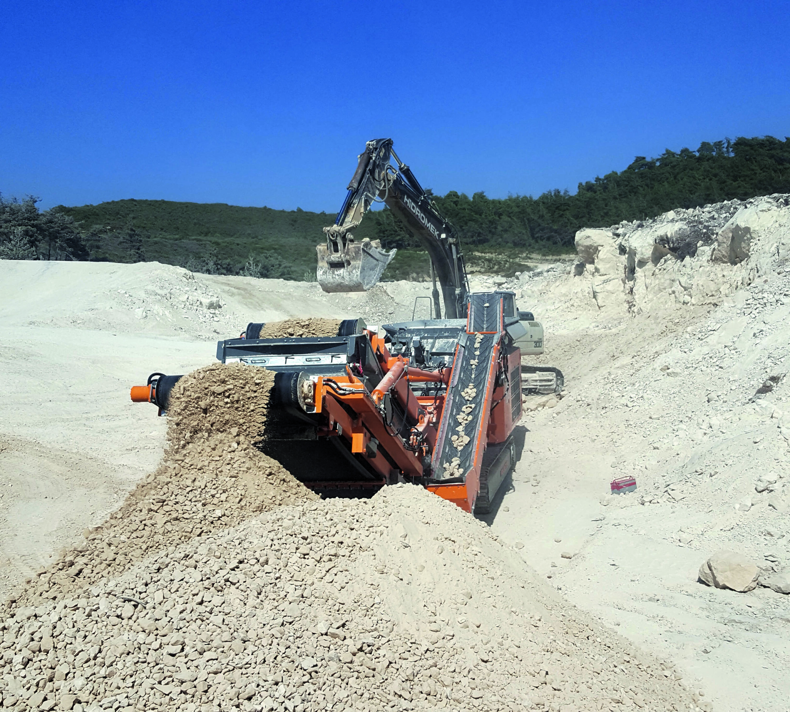 Einsatz des R1100S beim Einsatz im Straßenbau in der Region Gaziantep
(Süd-Türkei), beim Brechen von
Kalkstein auf 0-35 mm (Foto: Rockster)