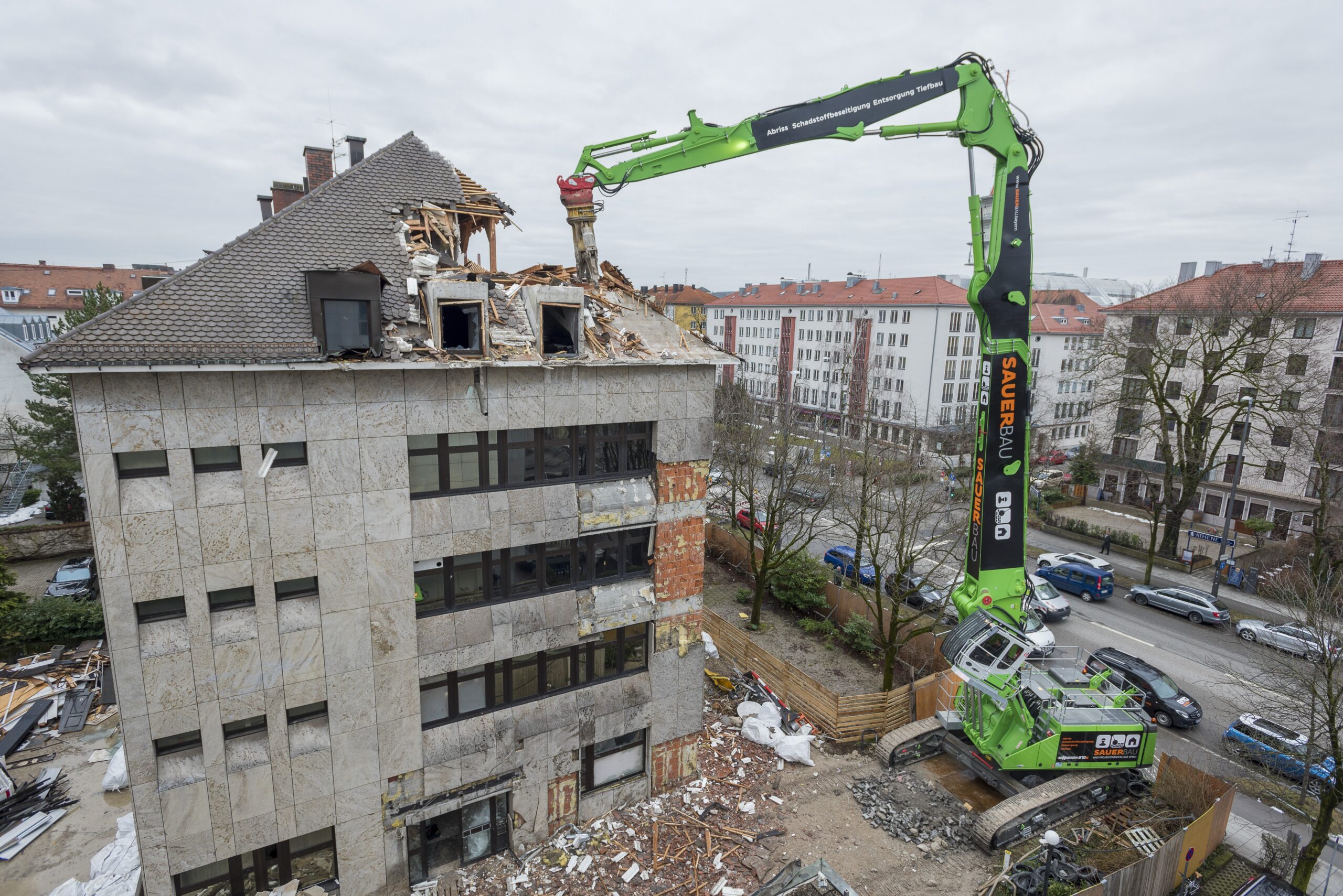 Mit einer Reichweite von 33 m setzt Sauer Bau den Sennebogen 870 für anspruchsvolle Abbruchvorhaben ein.