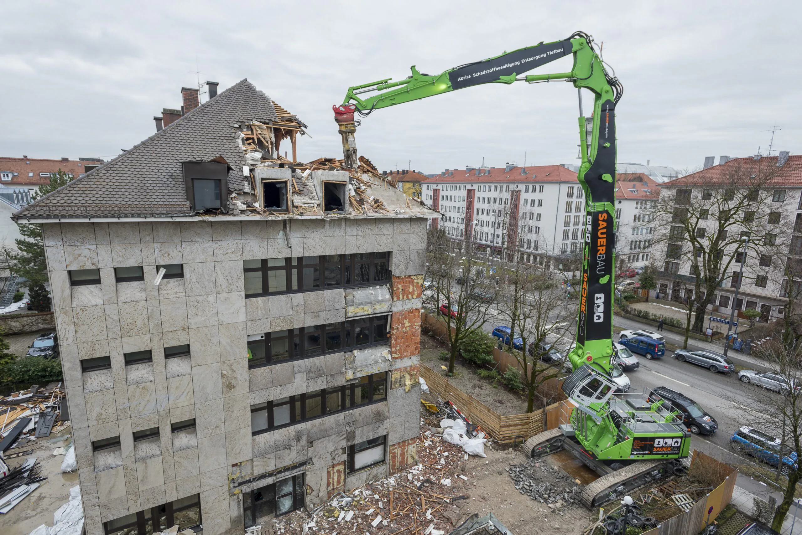 Mit einer Reichweite von 33 m setzt Sauer Bau den Sennebogen 870 für anspruchsvolle Abbruchvorhaben ein.