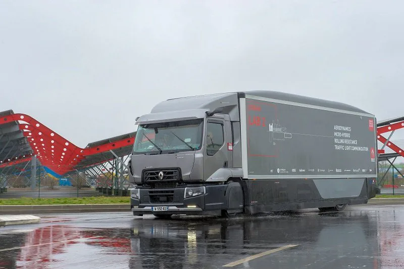 Das Versuchsfahrzeug Urban Lab 2 von Renault Trucks soll den Kraftstoffverbrauch sowie die CO2-Emissionen um 12,8 Prozent im Stadt- und Regionalverkehr im Vergleich zu einem Serienfahrzeug verringern. Bild: Renault Trucks
