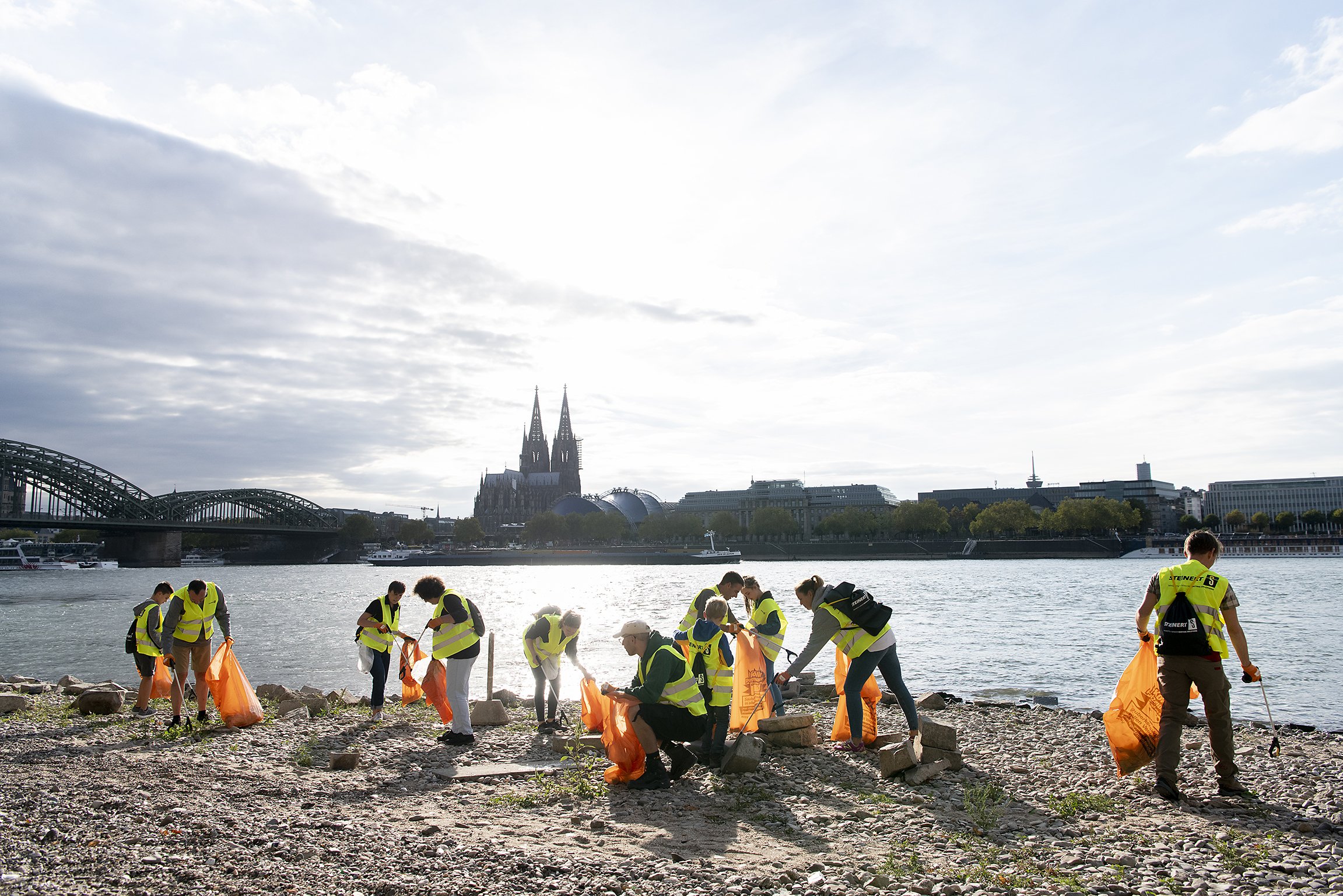 Steinert-Mitarbeiter beim „Rhine Clean up“ im Einsatz.