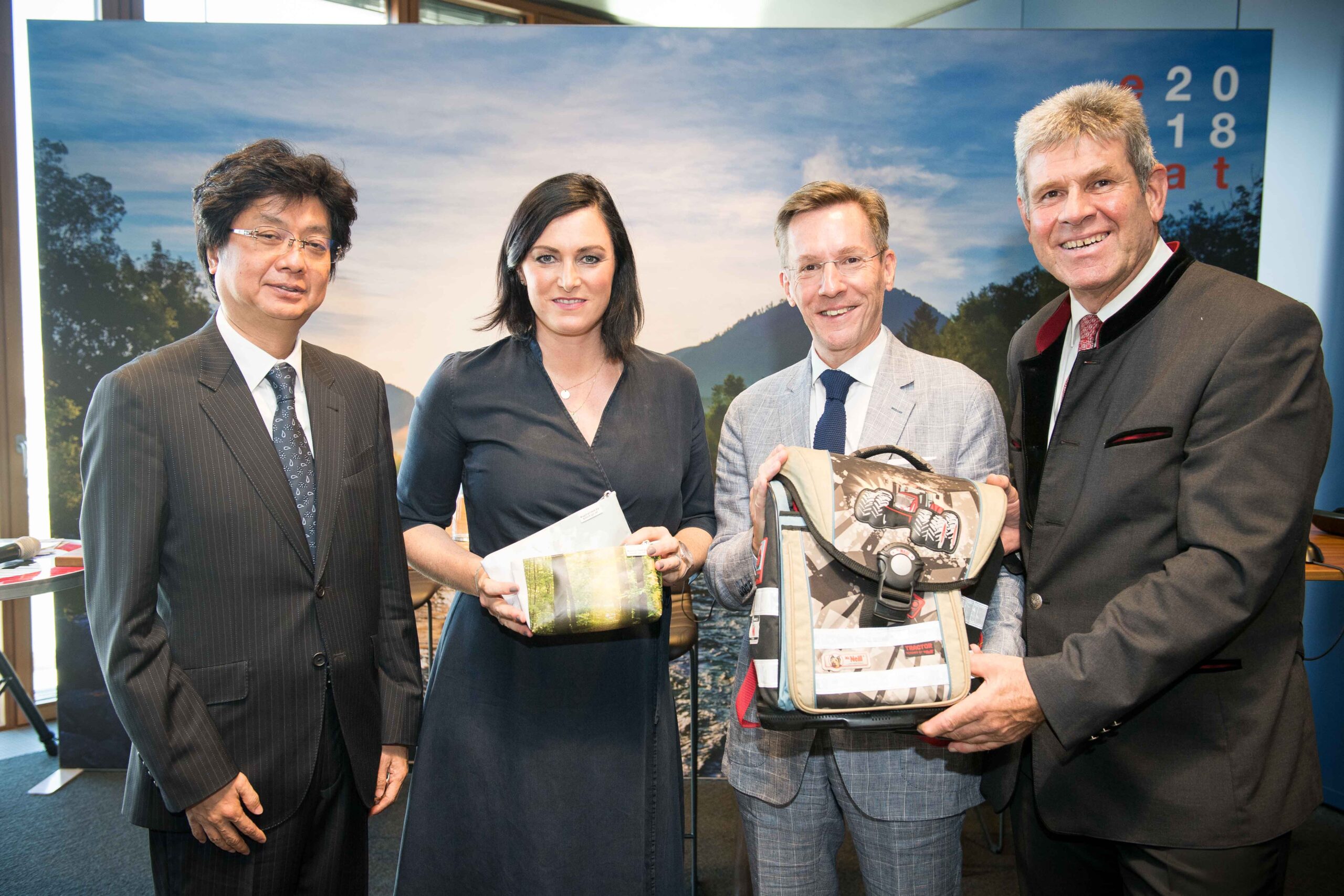 V. l. n. r.: Hiroshi Kuniyoshi (Stellv. GD der UNIDO), Elisabeth Köstinger (Bundesministerin für Nachhaltigkeit und Tourismus), Dr. Christoph Scharff (Vorstand der Altstoff Recycling Austria AG (ARA)) und Michael Kneisl (Obmann des Umwelt Verein Tirols)
Bildrecht: BMNT/Paul Gruber