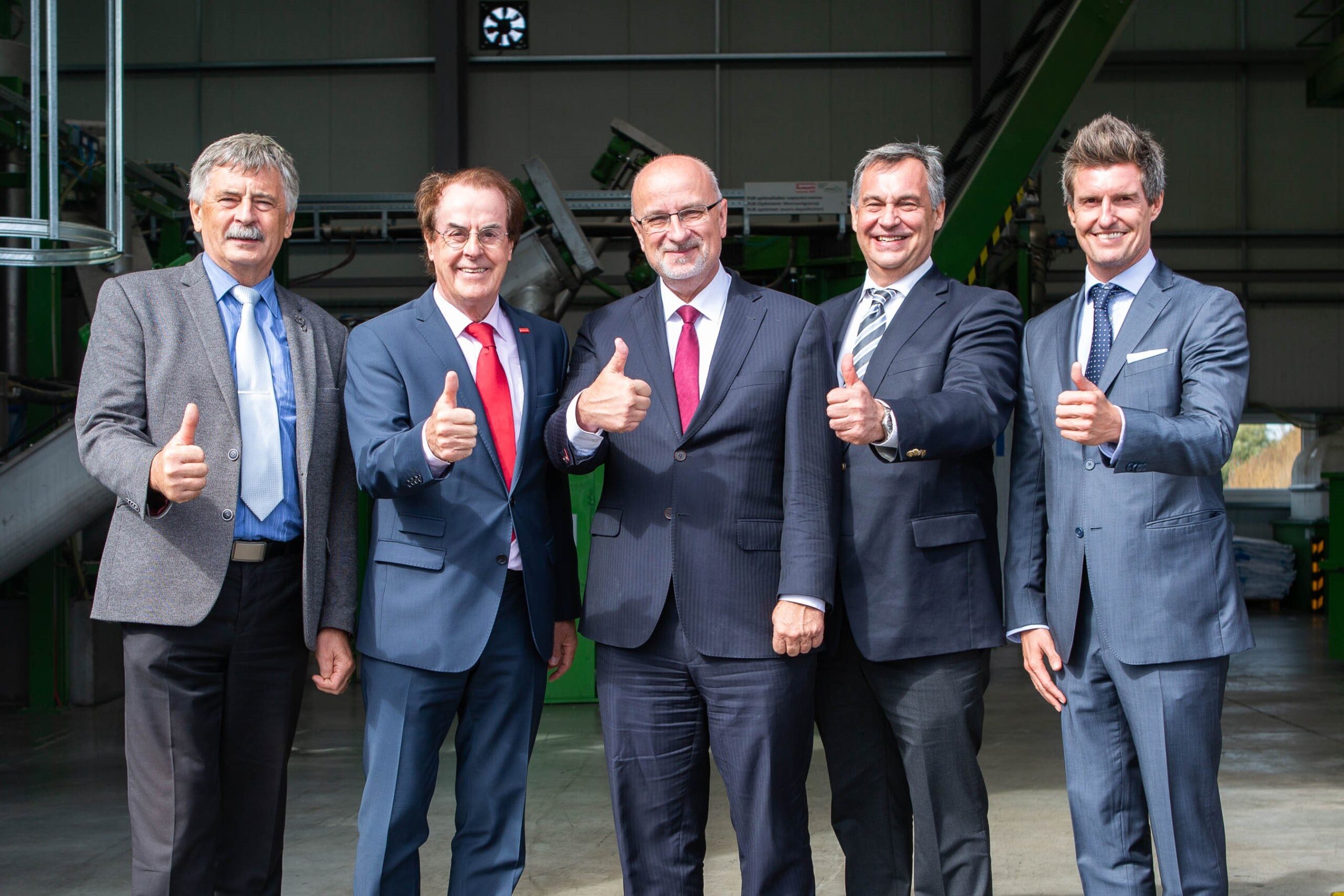 V. l. n. r.: Jan Tecl (Bürgermeister der Stadt Havlickuv Brod), Hans Roth (Saubermacher-Gründer), Cenek Juzl (stellvertretender Bürgermeister von Havlickuv Brod), Christian Miller (österreichische Botschaft in Tschechien), Hannes Roth (Unternehmer) (Foto: Saubermacher)