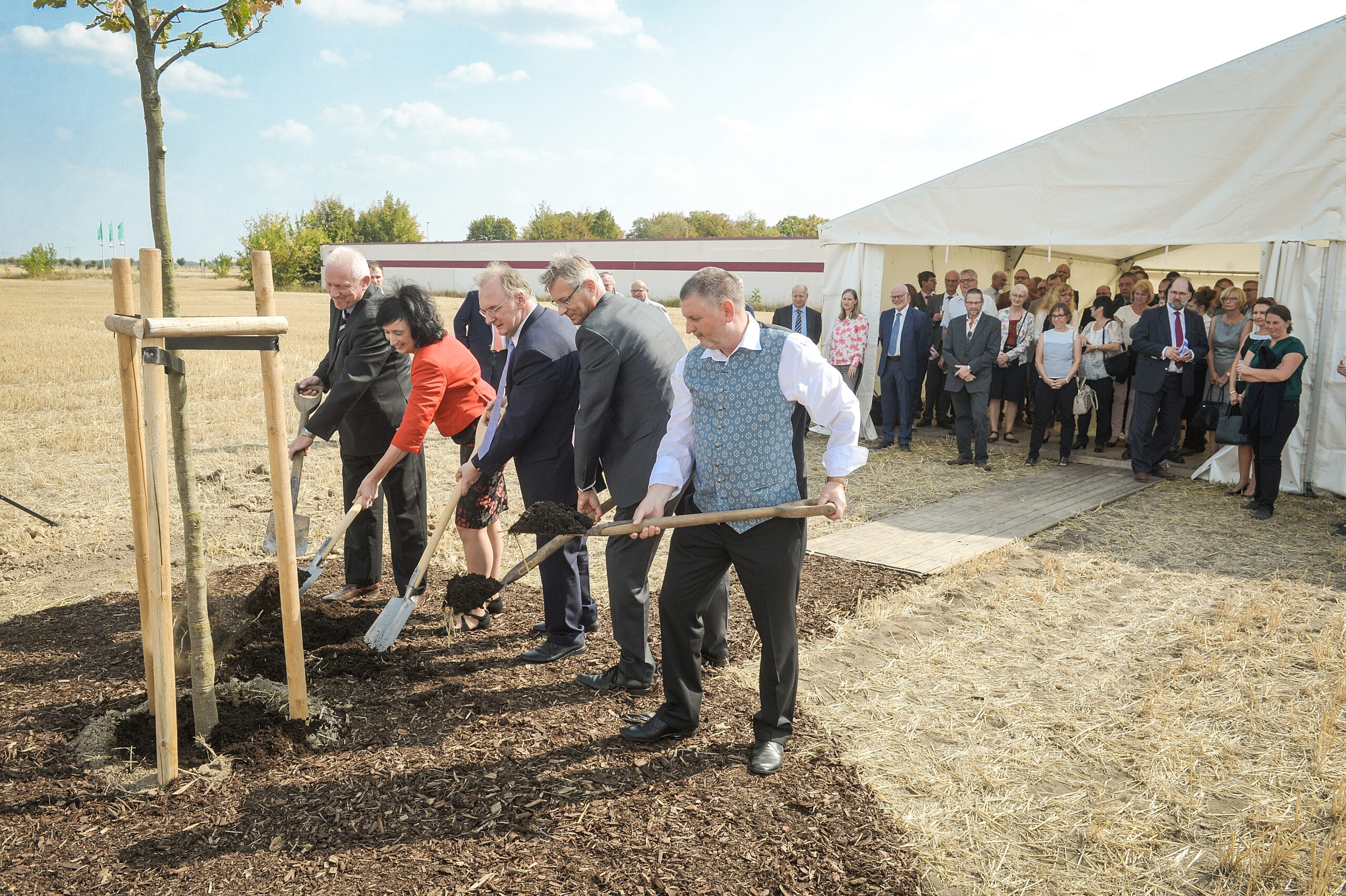 Weißandt-Gölzau: Festveranstaltung 25 Jahre IKTR (Institut für Kunststofftechnologie und -recycling e.V.) – am Standort des geplanten Neubaus wurde eine Eiche gepflanzt – v.l. Reinhard Händel (Vorstandsmitglied IKTR), Anke Schadewald (Vorstandsvorsitzende IKTR), Dr, Reiner Haseloff (Ministerpräsident des Landes SAchsen-Anhalt), Dr. Herbert Snell (Vorstandsmitglied IKTR) und Uwe Schulze (Landrat des Landkreises Anhalt-Bitterfeld) (Foto: IKTR)