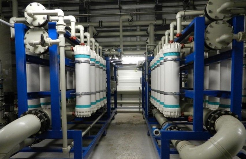 Eine Ultrafiltrationsanlage entfernt durch extrem feine Membranstränge antibiotikaresistente Bakterien aus dem Abwasser. (Foto: HyReKA)