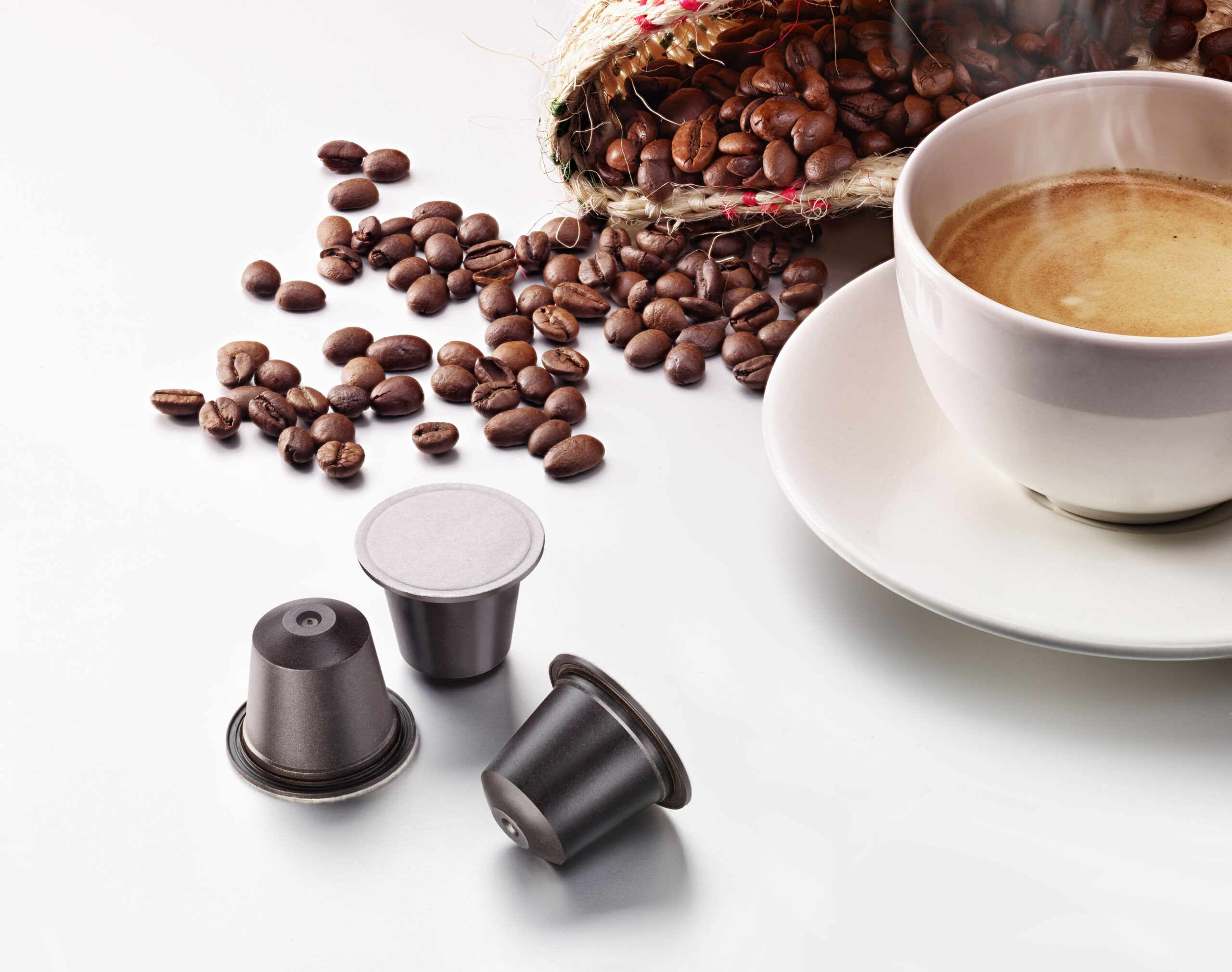 In Zusammenarbeit mit Golden Compound bringt Alpla die nach eigenen Angaben erste heimkompostierbare Kaffeekapsel auf den Markt. Bild: Alpla/ Adi Bereuter.