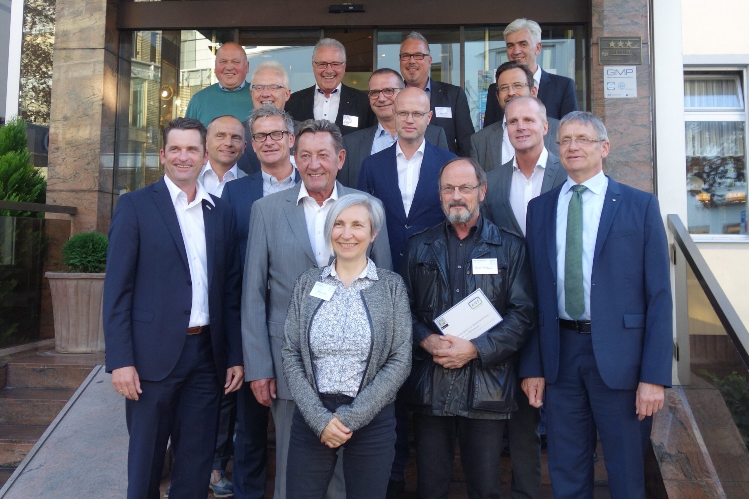 In der Mitgliederversammlung des A|U|F e. V. wurden auch zwei neuen Vorstände vorgestellt: Thomas
Polonyi, (HUECK System GmbH & Co. KG, 2. v. r.) und Dr. Werner Jager (Hydro Building Systems GmbH, mittlere Reihe 3. v. l.) (Foto: A|U|F/Carina Sappl)