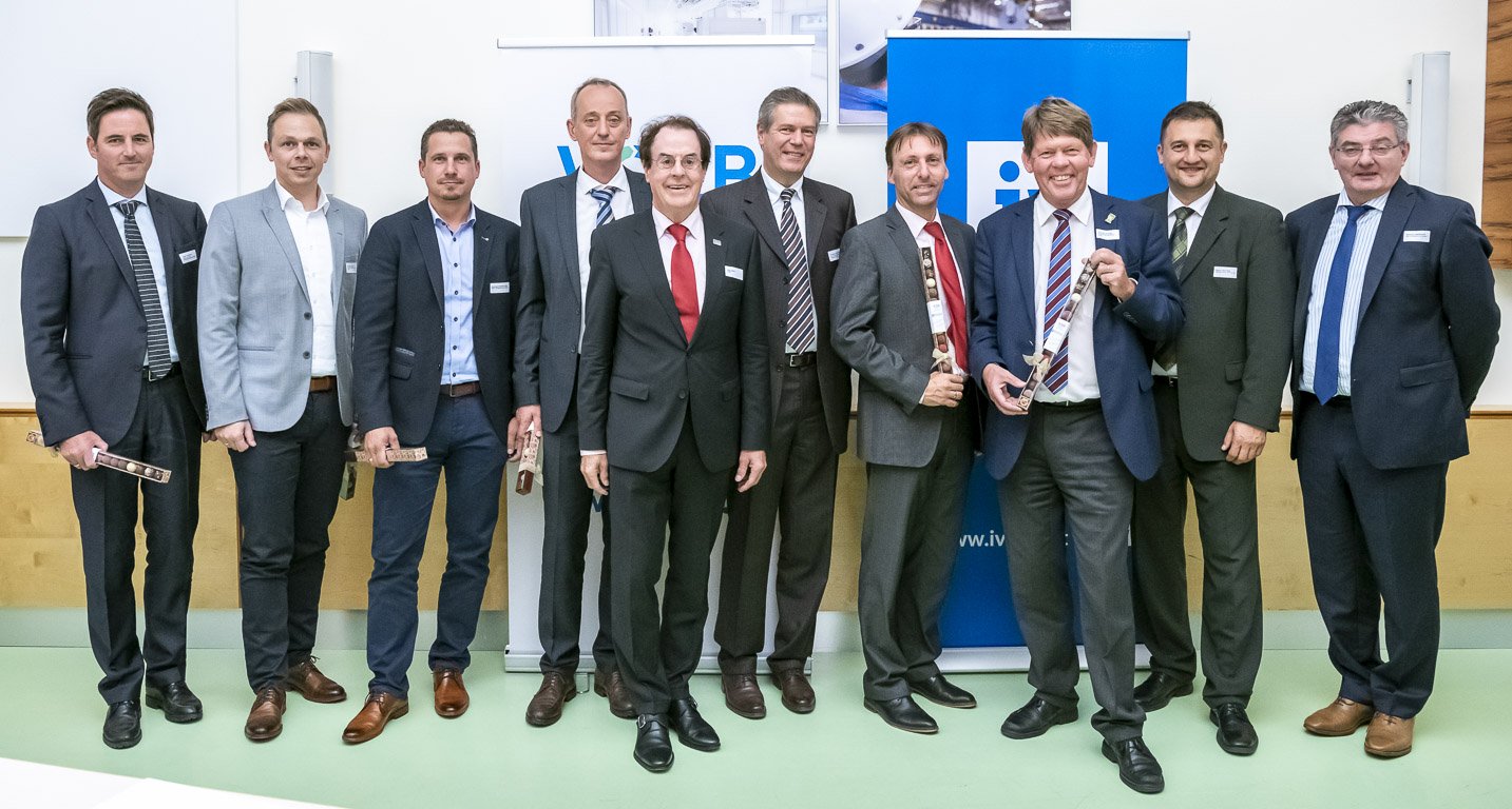 VOEB Veranstaltung „Gemeinsam Kreislauf-Wirtschaften“ am 9. Oktober im Haus der Industrie. (v.l.n.r.) Oskar Preinig (Gojer Kärntner Entsorgungsdienst), Christian Hude-Burian(PET Recycling Team GmbH, ALPLA), Andreas Feistritzer (Waste Service Austria),  Christian Lampl (Lafarge), Hans Roth (VOEB), Christian Strasser (PET to PET Recycling Österreich), Gerald Schmidt (Saubermacher Dienstleistungs), Chris Slijkhuis (Müller-Guttenbrunn Group), Roman Pöltner (Magna Steyr Fahrzeugtechnik) und Nikolaus Obermayr (USG Umweltservice) Bild: VÖEB