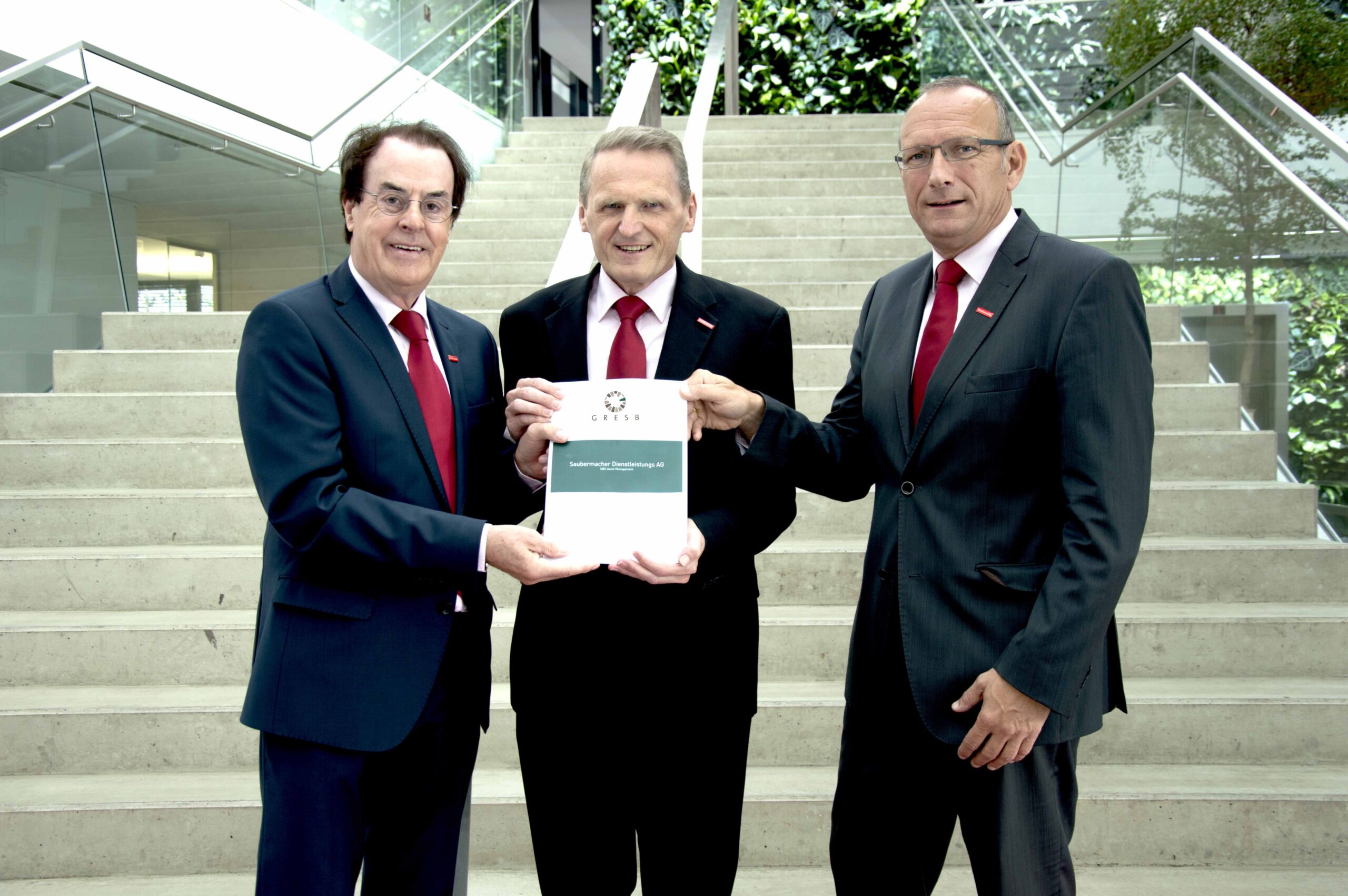 Saubermacher Aufsichtsratsvorsitzender Hans Roth, Robert Maierhofer und Saubermacher Vorstand Gerhard Ziehenberger mit dem GRESB-Detailbericht (v.l.n.r.): Bild: Saubermacher