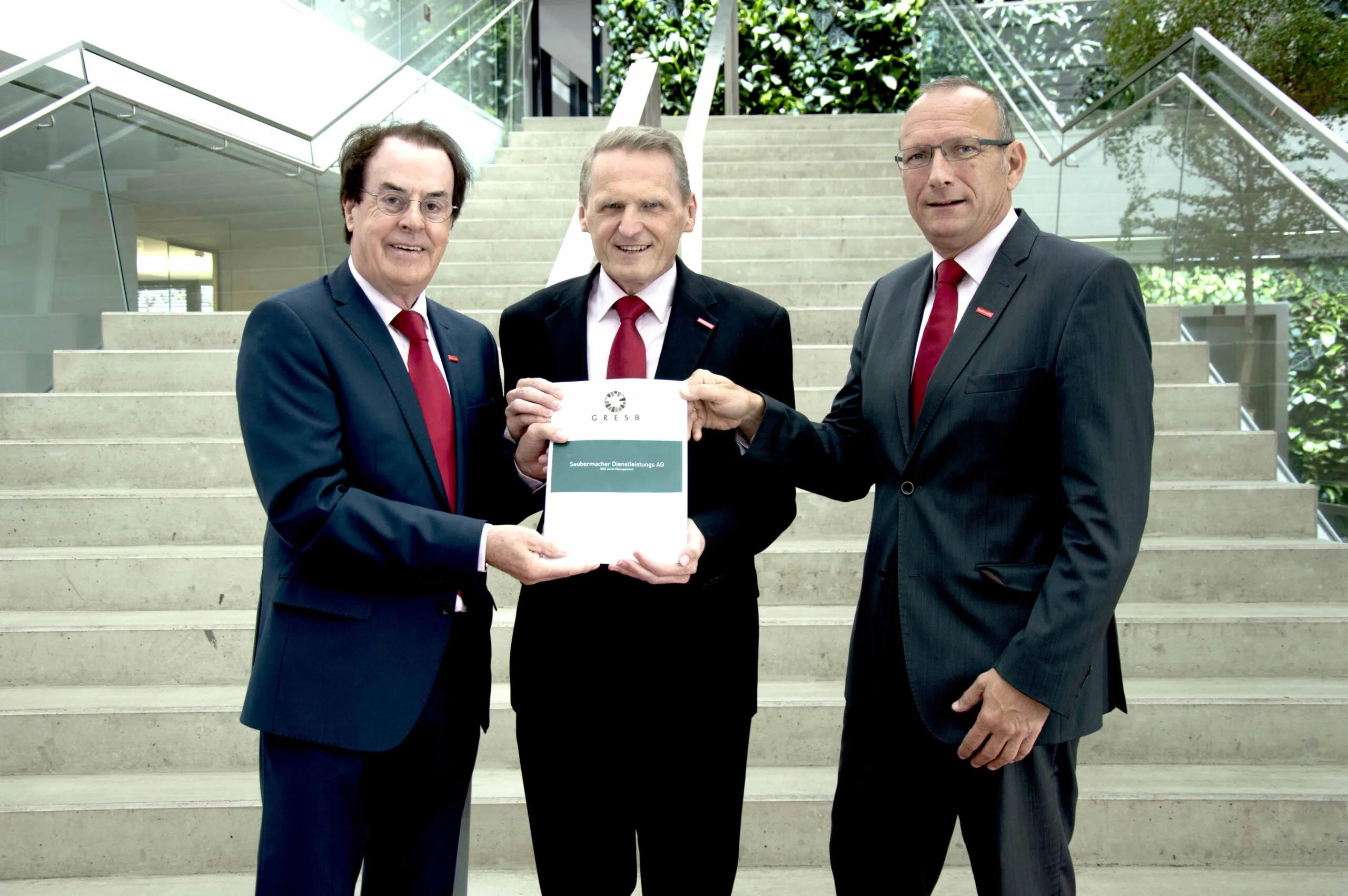 Saubermacher Aufsichtsratsvorsitzender Hans Roth, Robert Maierhofer und Saubermacher Vorstand Gerhard Ziehenberger mit dem GRESB-Detailbericht (v.l.n.r.): Bild: Saubermacher