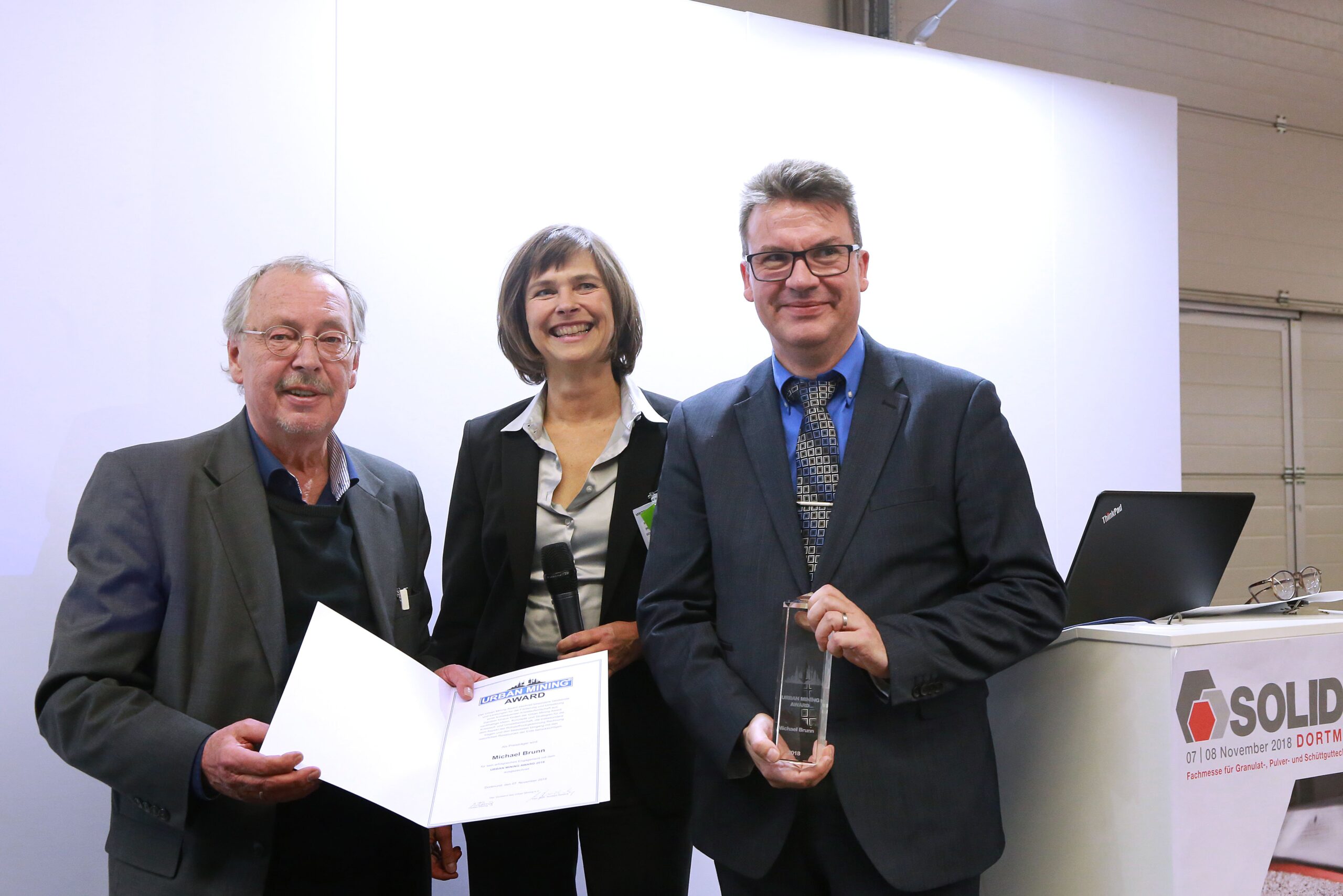 V. l. n. r.:  Dipl.-Des. Norbert Reidick (Urban Mining e. V.), Prof. Dipl.-Ing. Annette Hillebrandt (Laudatorin), Michael Brunn (RECYCLING magazin) (Foto: Easyfairs Deutschland GmbH)