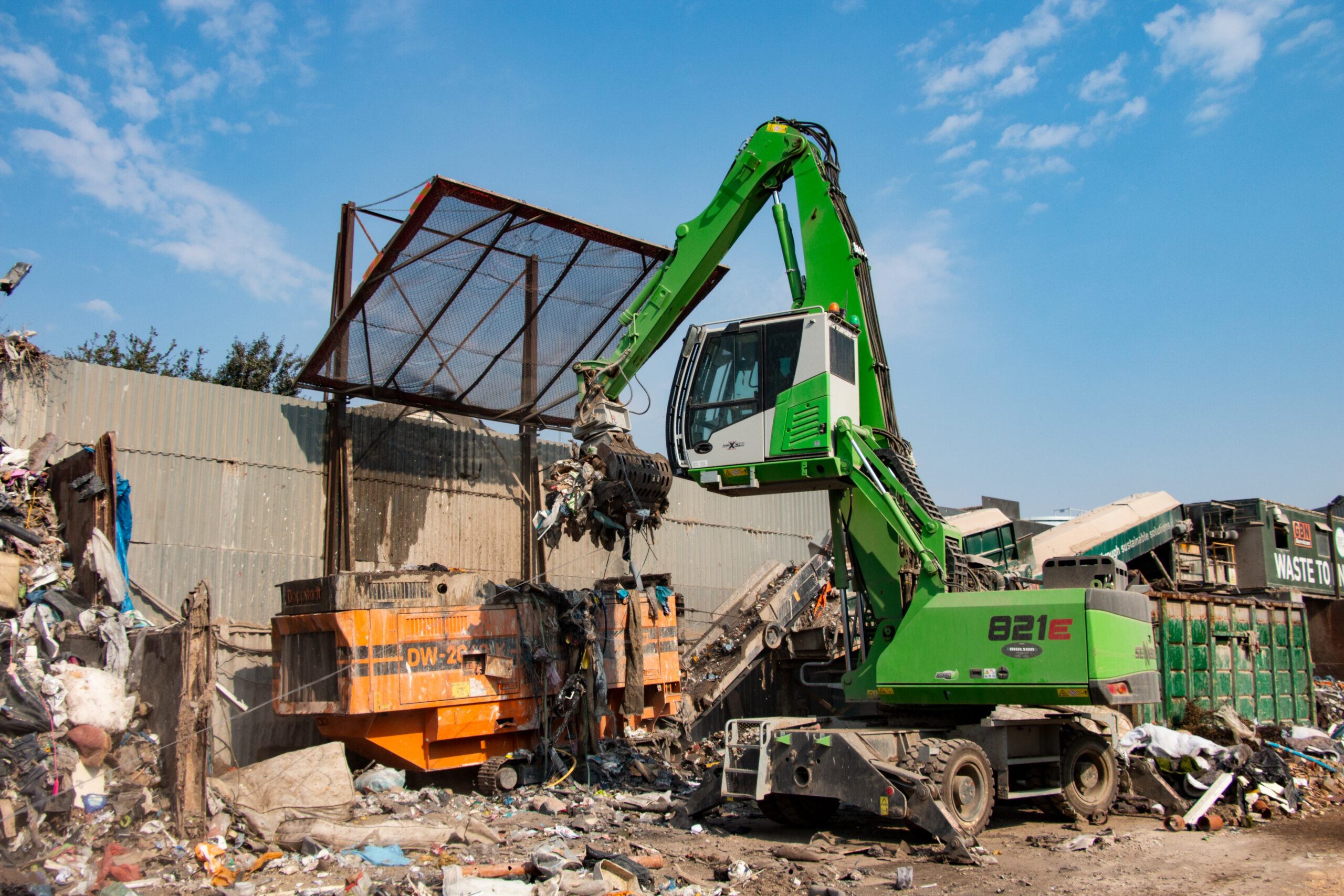 Die Shredderbeschickung und Vorsortierung sind die Hauptaufgaben des Sennebogen-821-E-Umschlagbaggers den Molson im Juni 2018 an den englischen Kunden Clearaway Ltd. auslieferte. (Foto: Sennebogen)