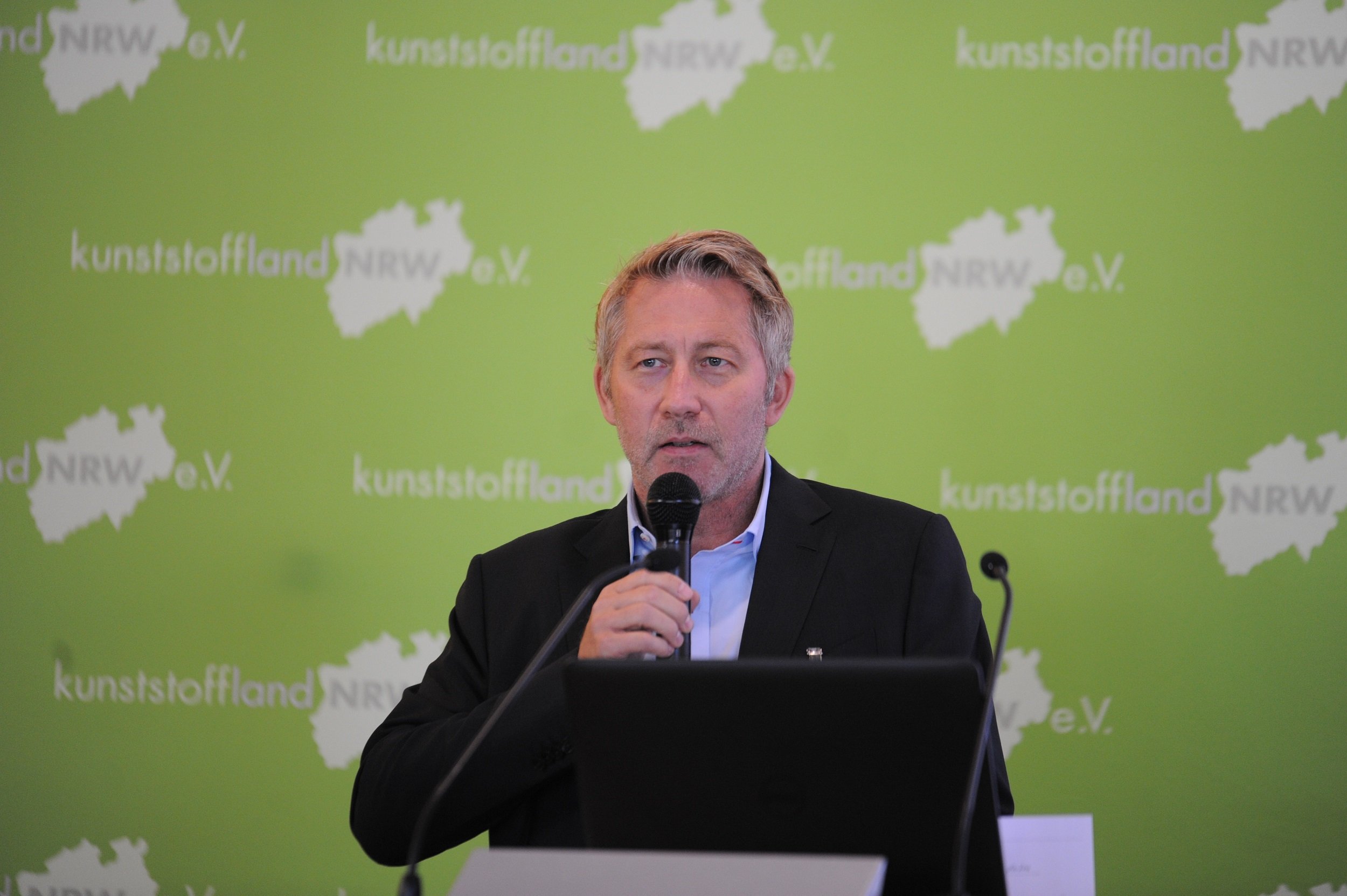Eindringlicher Appell von Reinhard Hoffmann, Vorsitzender kunststoffland NRW, Geschäftsführender Gesellschafter Gerhardi Kunststofftechnik GmbH: „Zusammen mit den OEM´s neue Geschäftsmodelle entwickeln.“