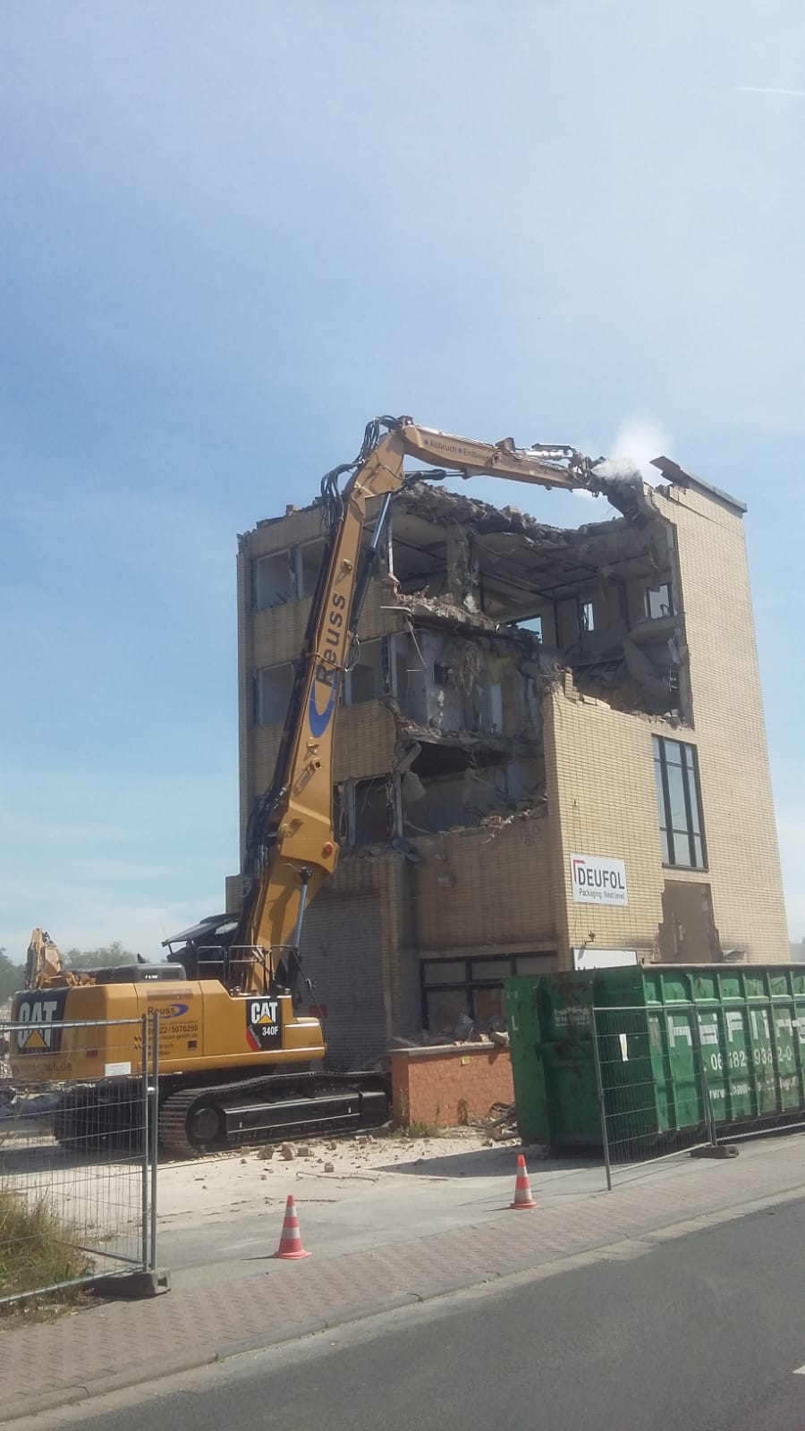 Der Cat 340F UHD erreicht bis zu 21,7 Meter Löffelbolzenhöhe und kann bei einer horizontalen Reichweite von 14 Metern Lasten von bis zu 3,6 Tonnen bewältigen.  Bild: Reuss